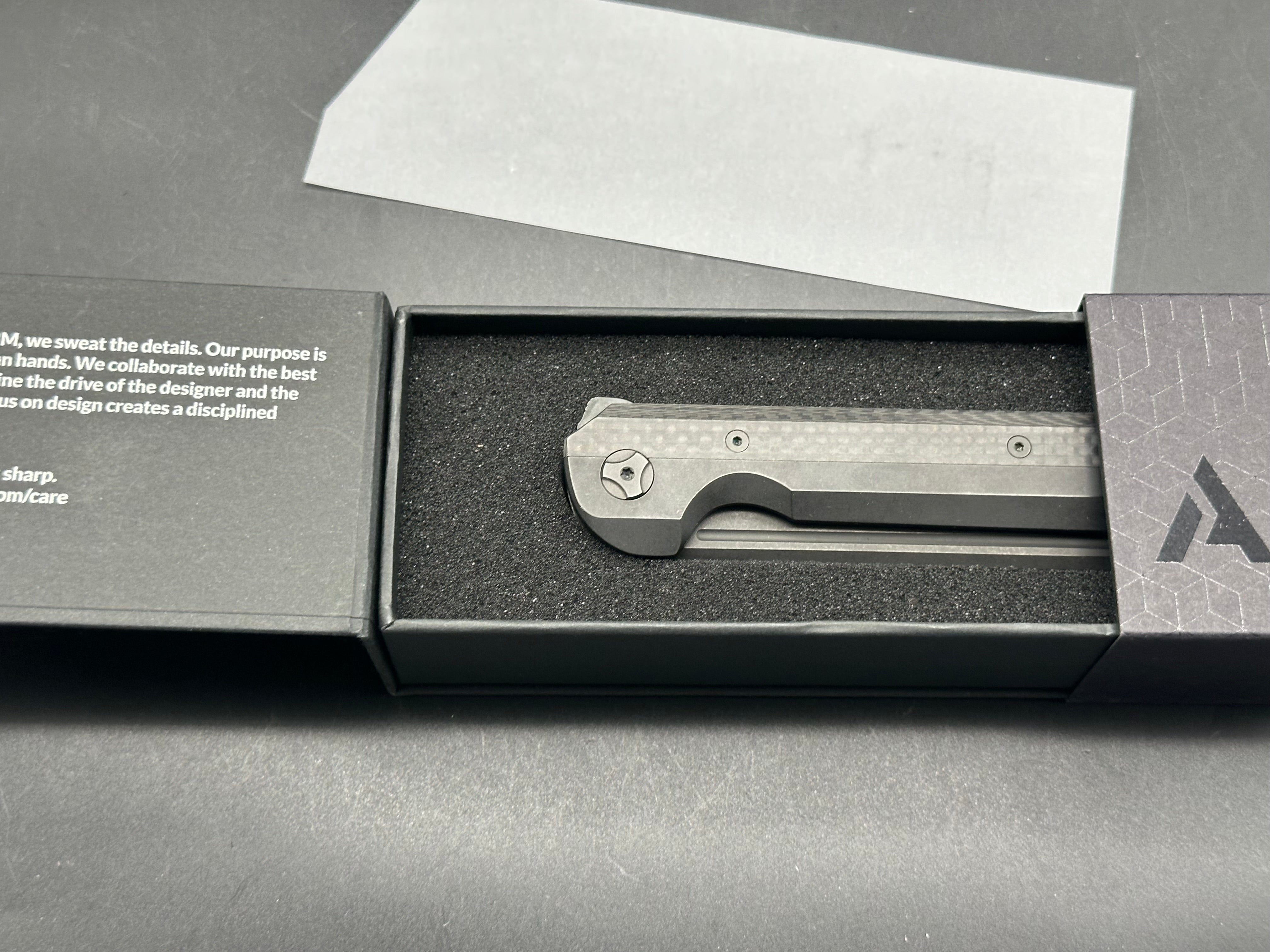 Arcform Slimfoot Darcform, Black Stonewashed M390 Blade, Black Stonewashed Handles with Carbon Fiber Inlays