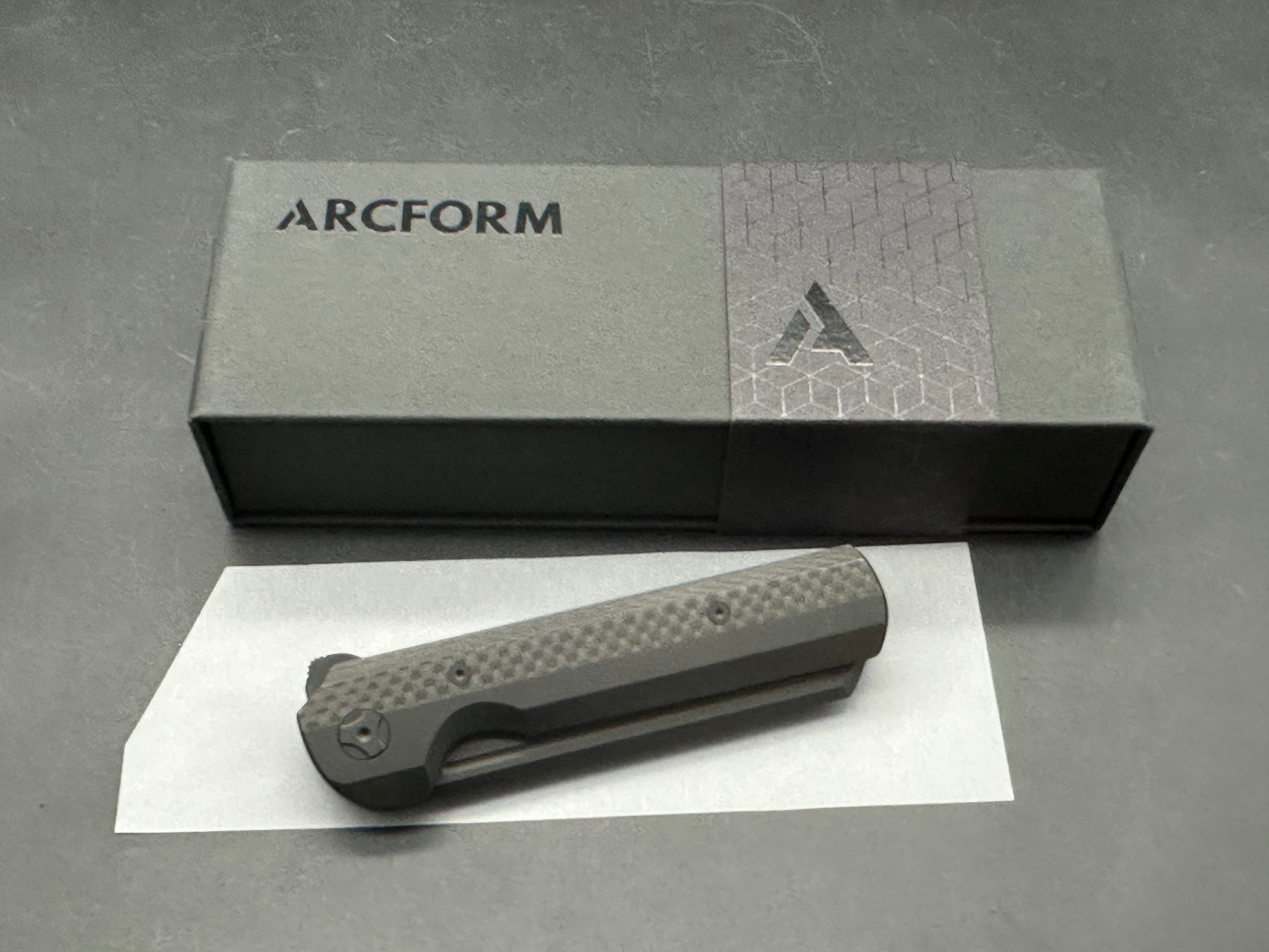 Arcform Slimfoot Darcform, Black Stonewashed M390 Blade, Black Stonewashed Handles with Carbon Fiber Inlays