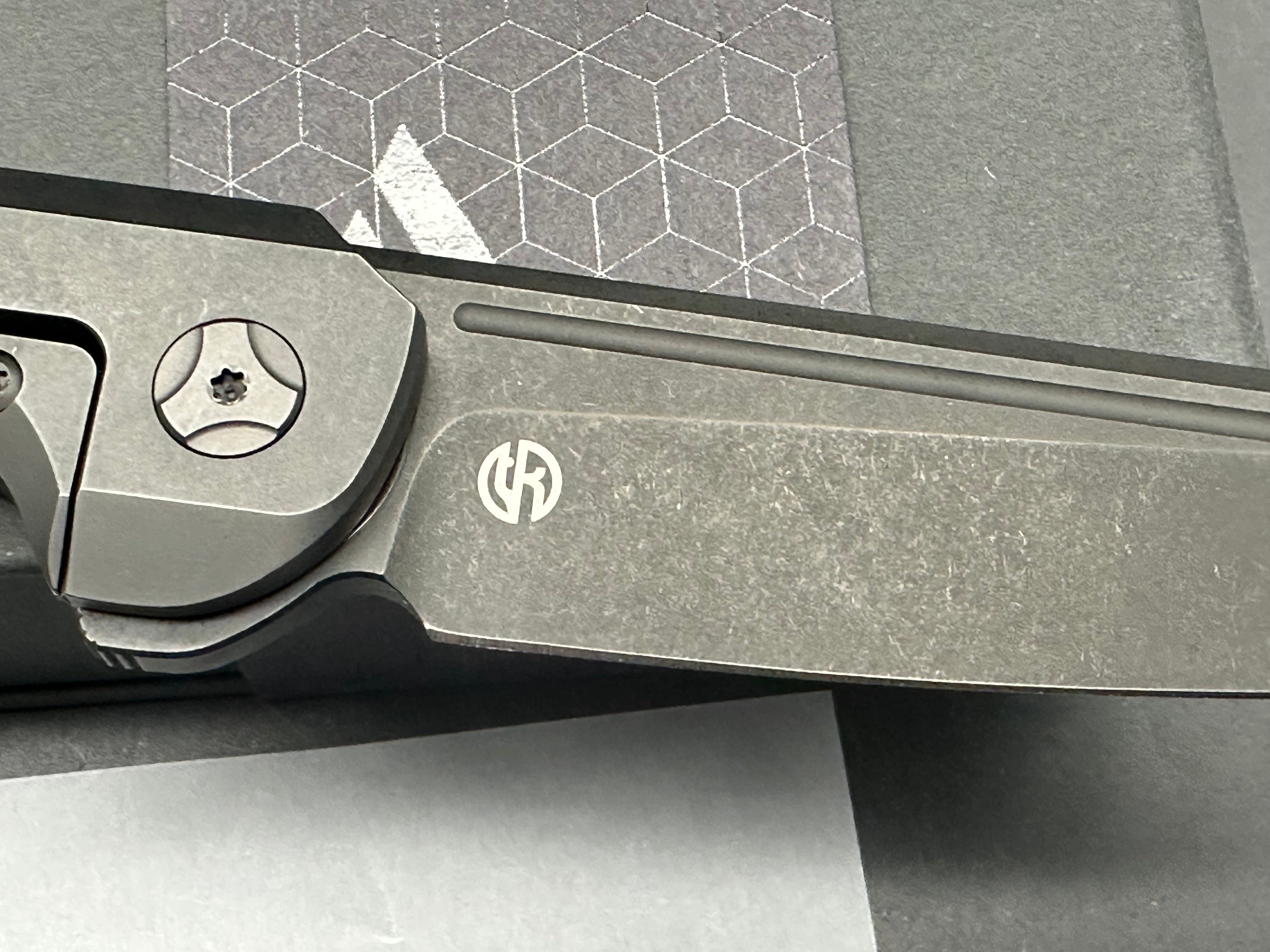Arcform Slimfoot Darcform, Black Stonewashed M390 Blade, Black Stonewashed Handles with Carbon Fiber Inlays