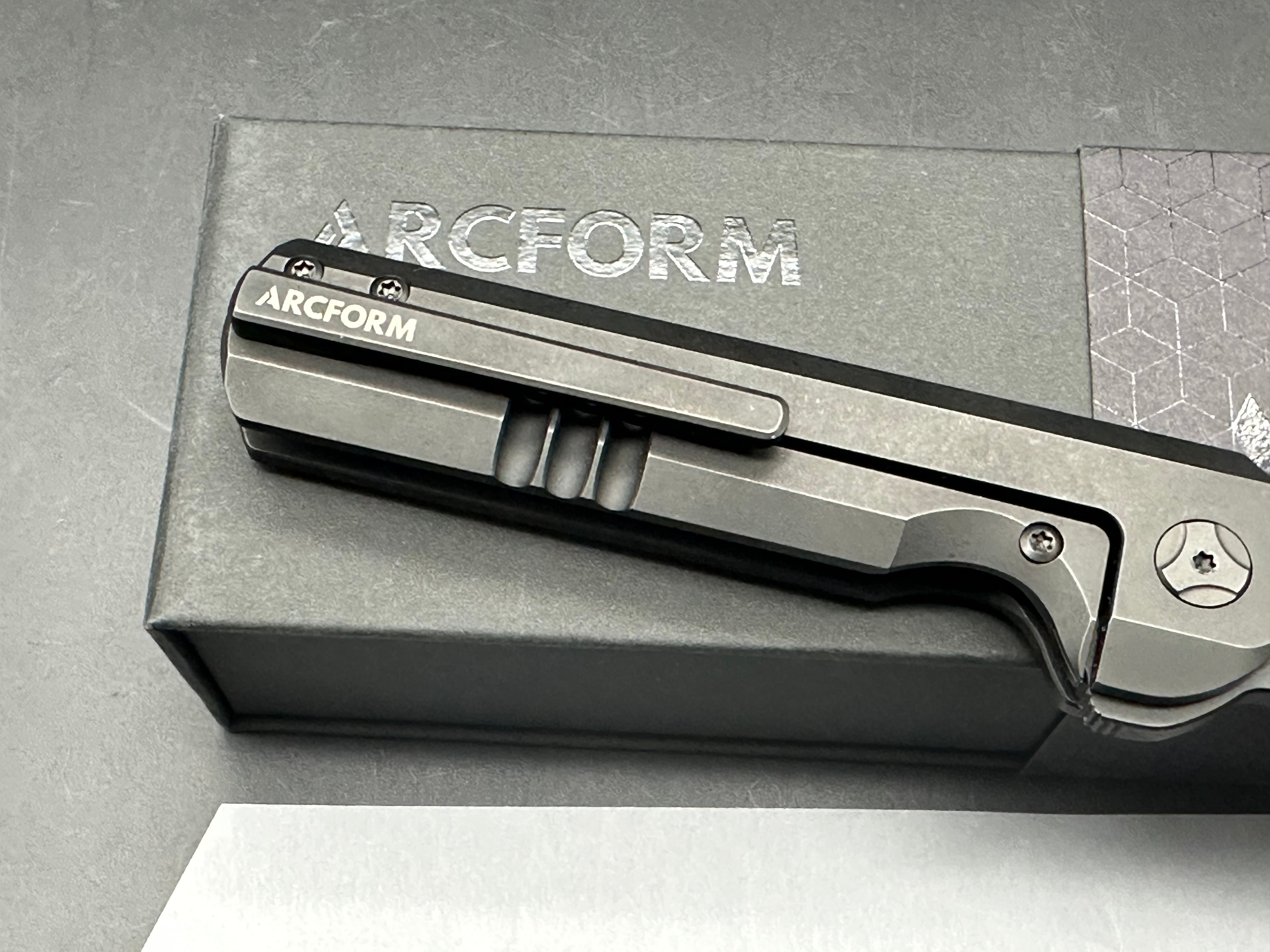 Arcform Slimfoot Darcform, Black Stonewashed M390 Blade, Black Stonewashed Handles with Carbon Fiber Inlays