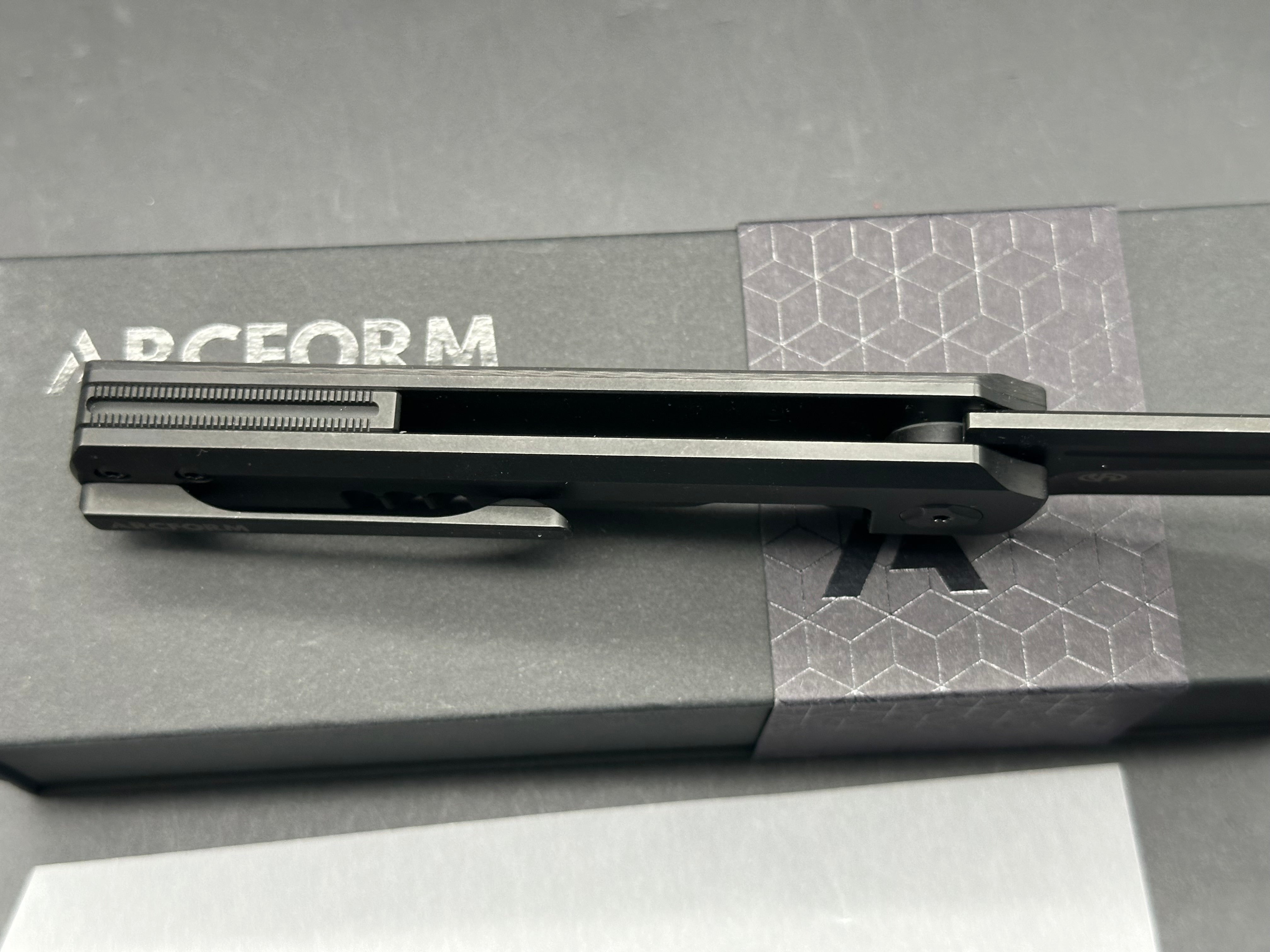 Arcform Slimfoot Darcform, Black Stonewashed M390 Blade, Black Stonewashed Handles with Carbon Fiber Inlays