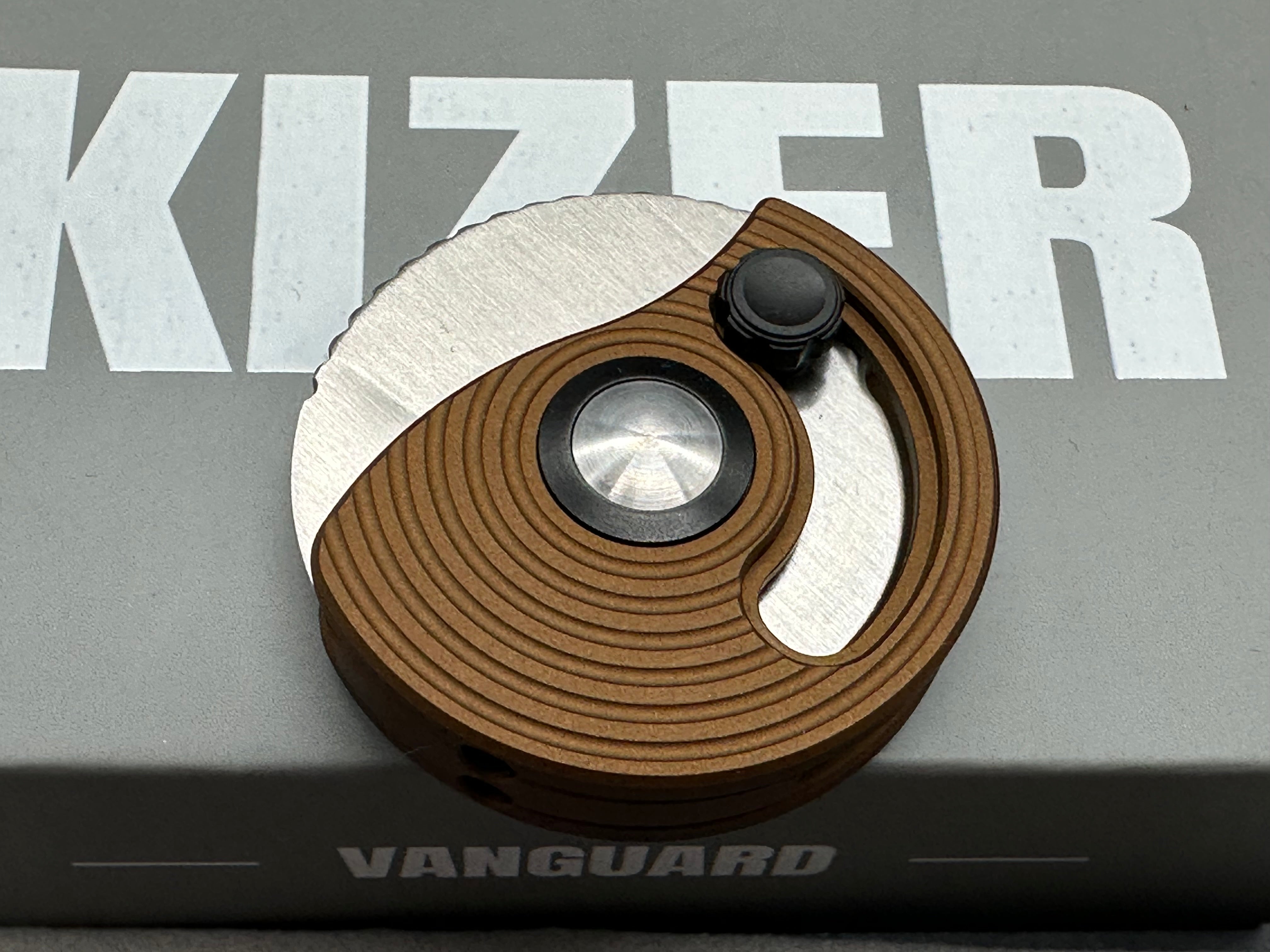 KIZER SNAIL TRAIL FOLDING KNIFE BRASS ALUMINUM HANDLE AEB-L HAWKBILL PLAIN EDGE SATIN FINISH