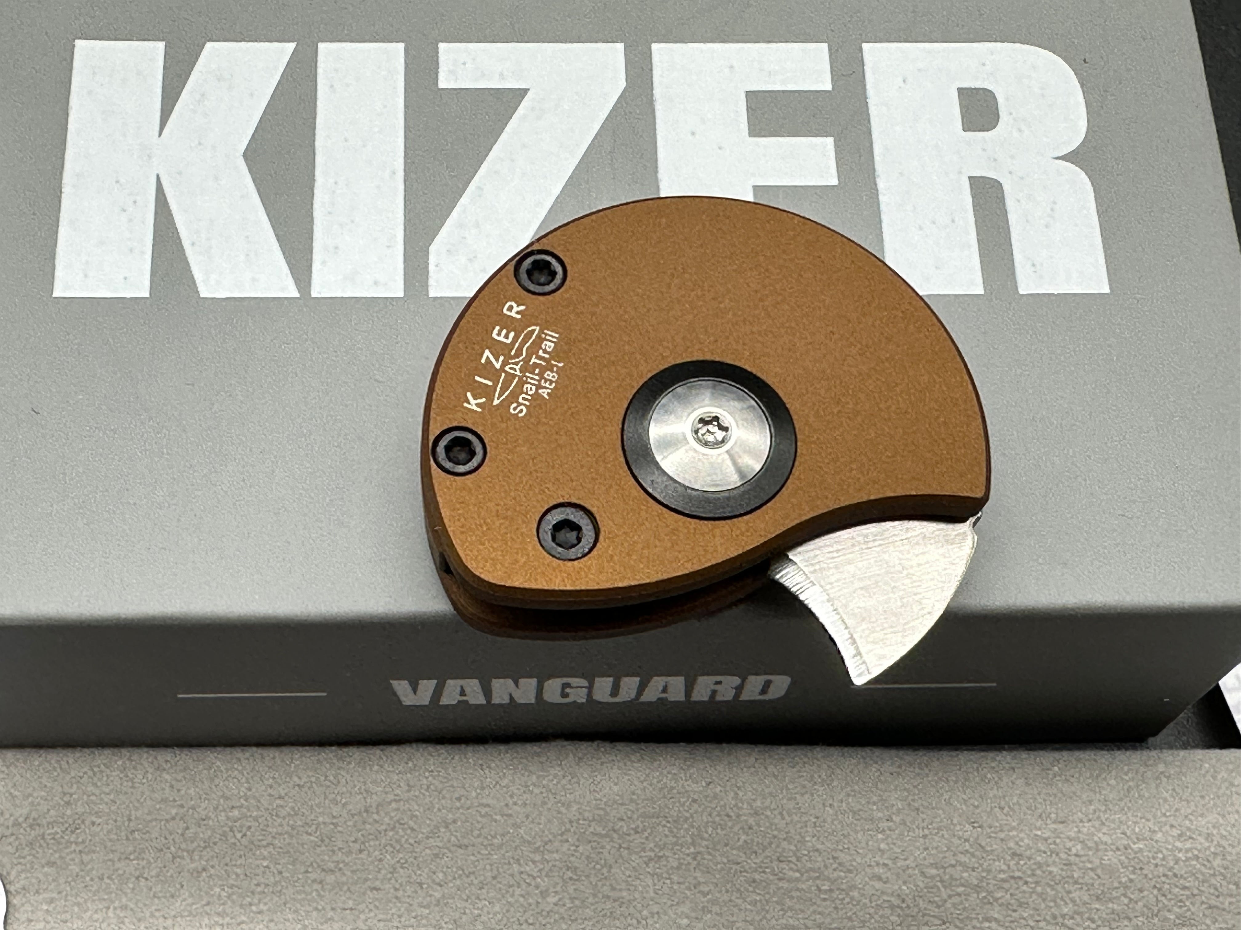 KIZER SNAIL TRAIL FOLDING KNIFE BRASS ALUMINUM HANDLE AEB-L HAWKBILL PLAIN EDGE SATIN FINISH