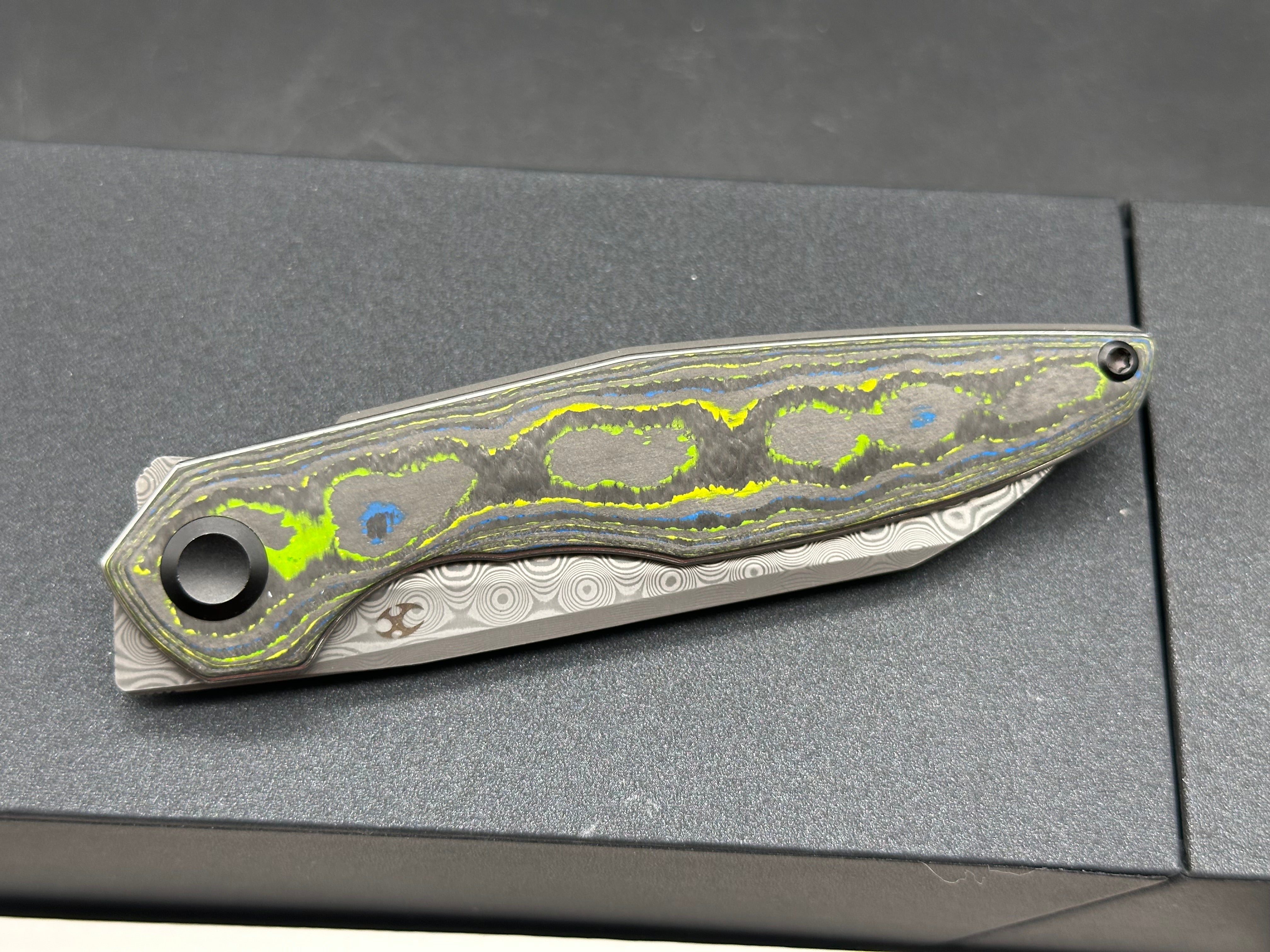 KANSEPT HALIDE FOLDING KNIFE GECKO CAMO CARBON HANDLE DAMASCUS PLAIN EDGE