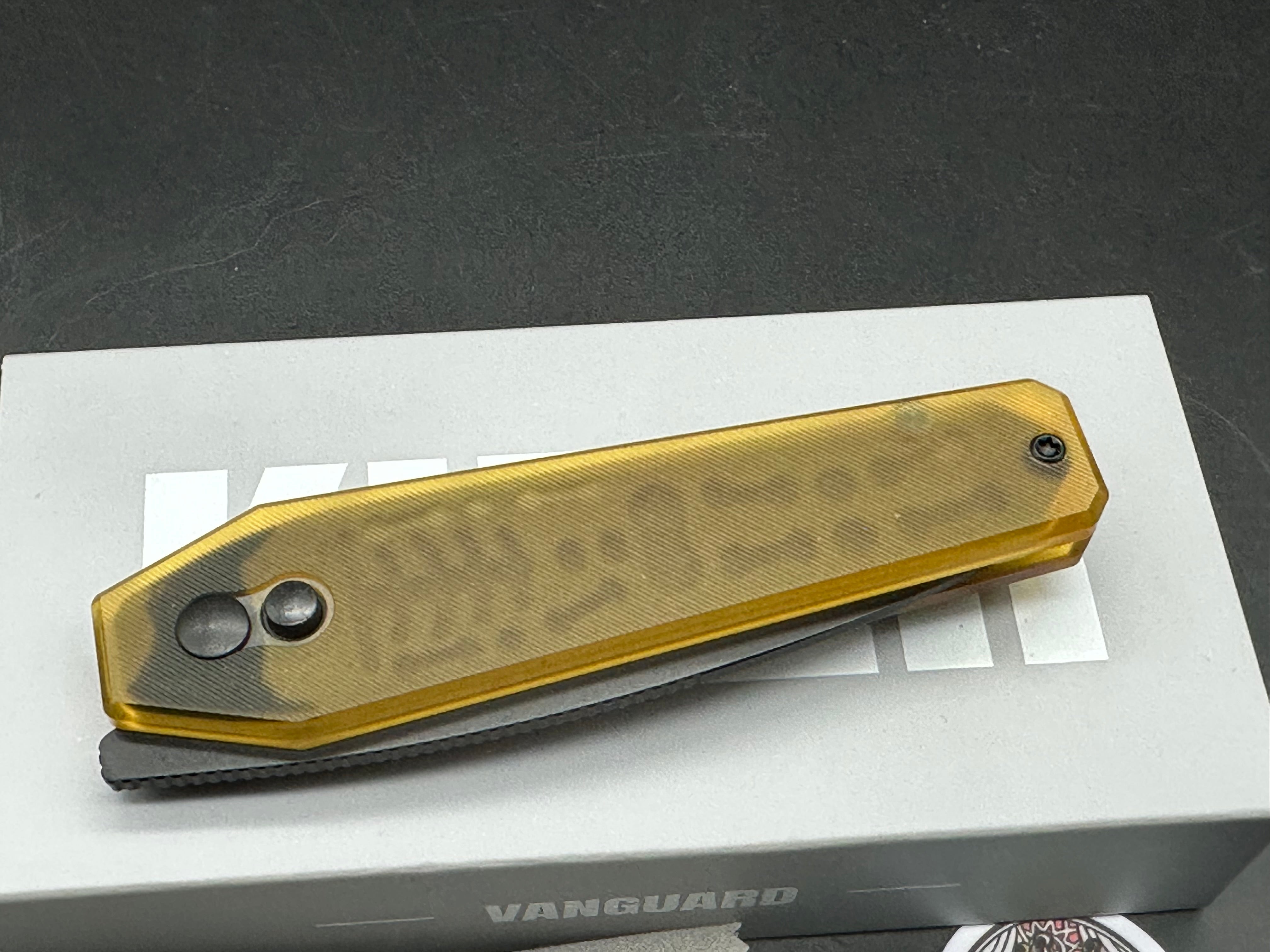 KIZER TOMB FOLDING KNIFE PEI HANDLE NITRO-V PLAIN EDGE