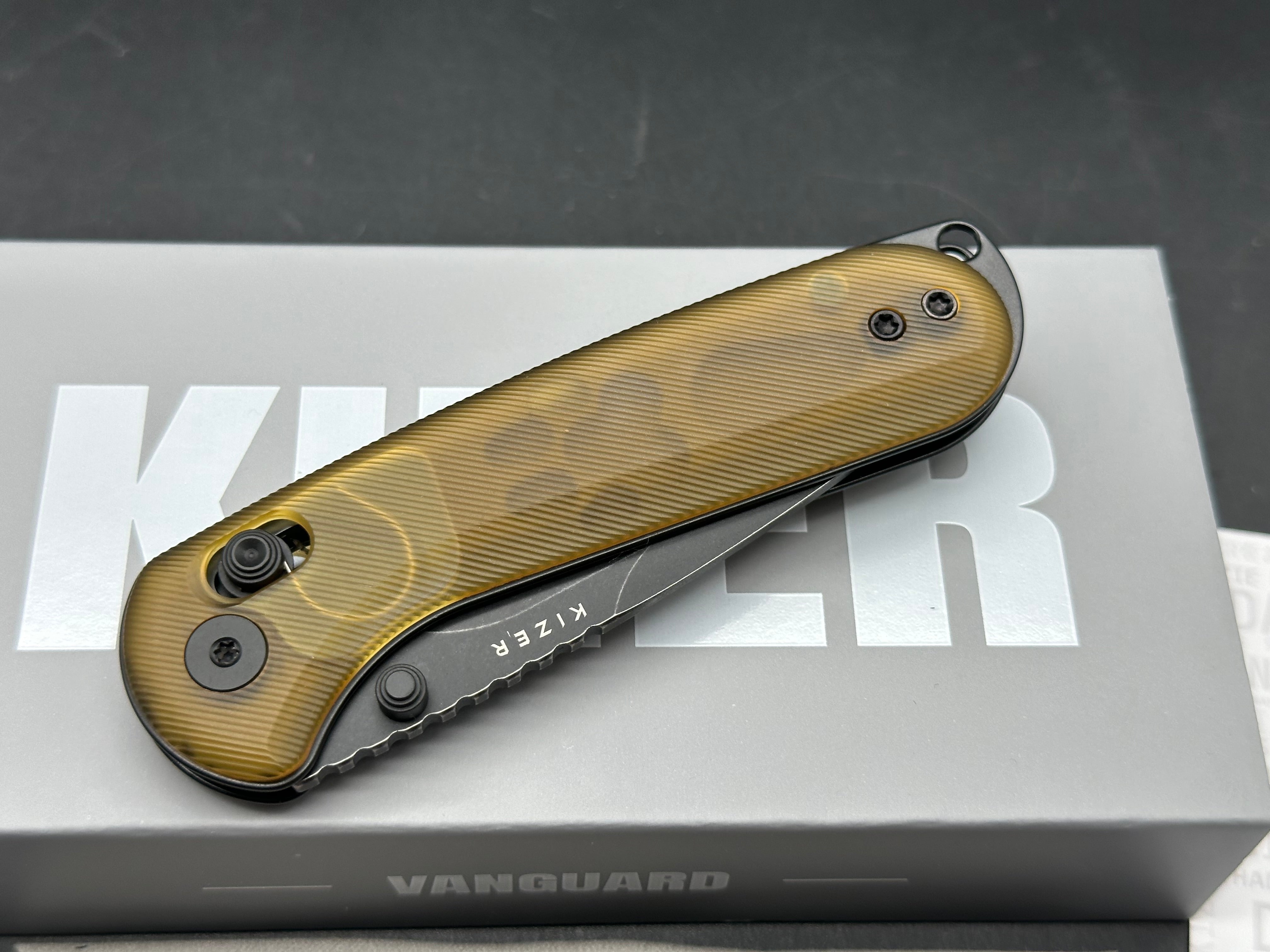 KIZER BUDDY II FOLDING KNIFE YELLOW PEI HANDLE AEB-L DROP POINT PLAIN EDGE BLACK PVD STONEWASH FINISH