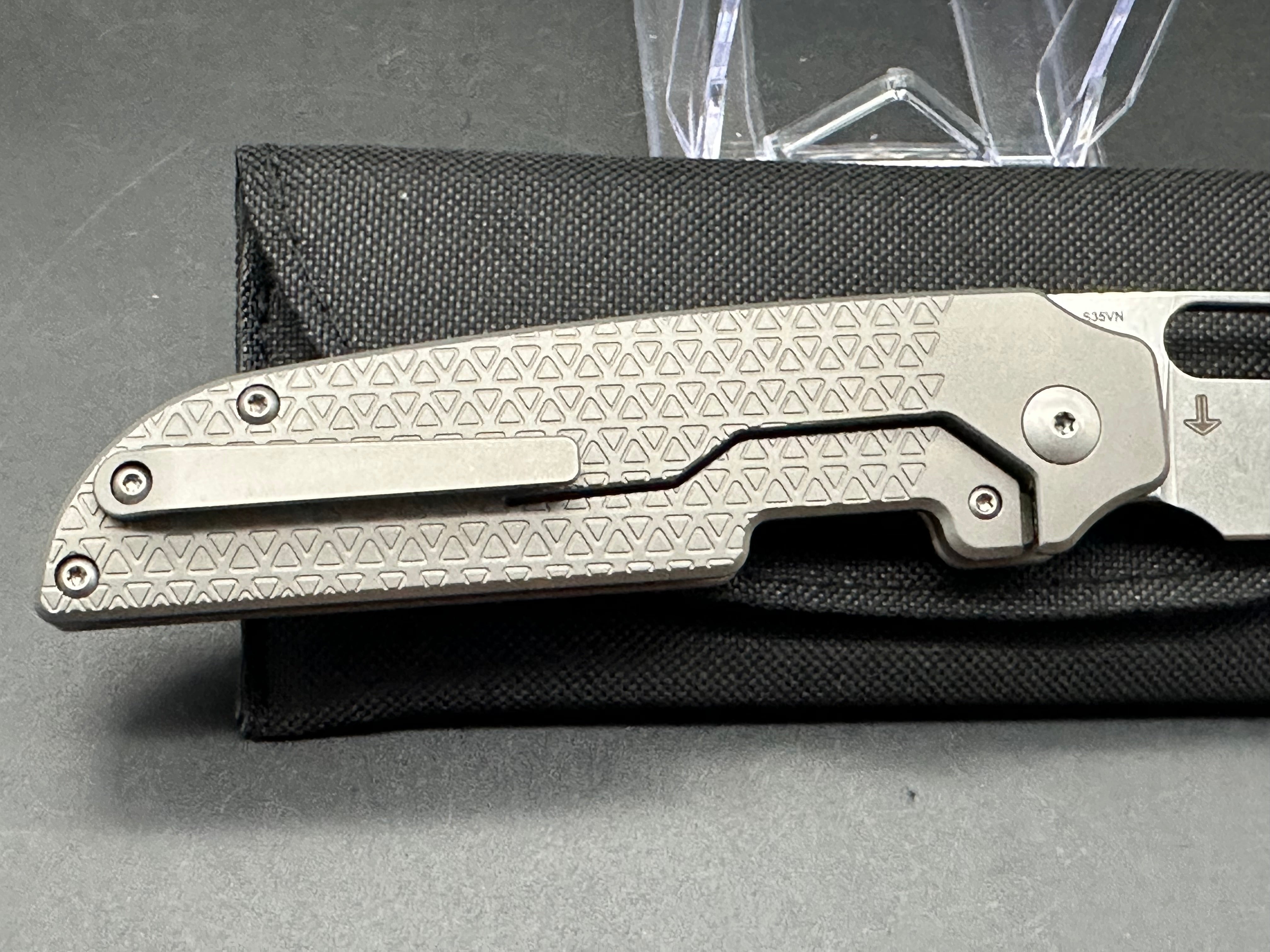 KIZER VARATAS FOLDING KNIFE GRAY TITANIUM HANDLE S35VN DROP POINT PLAIN EDGE KI3637A1