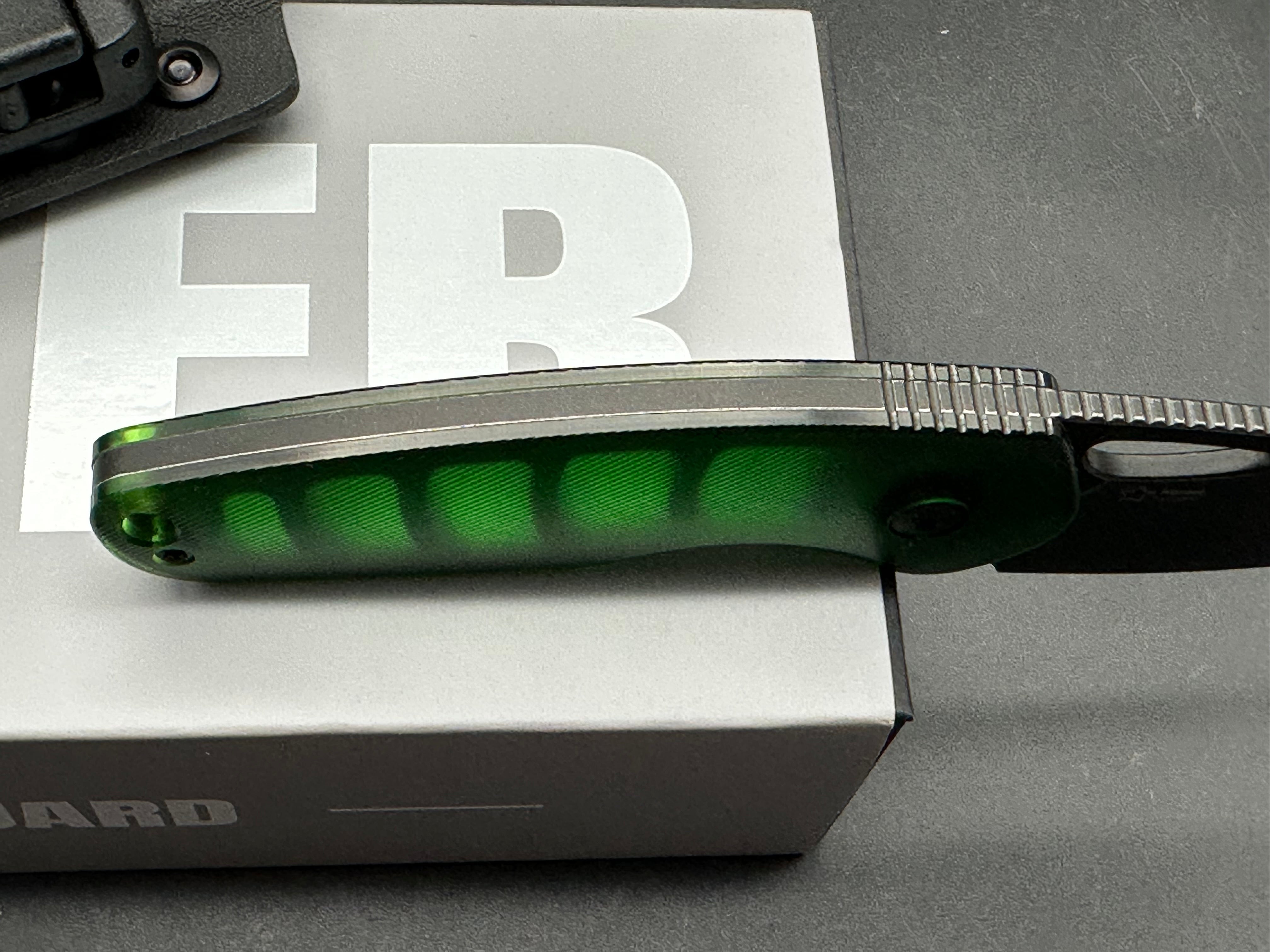 KIZER HORNET FIXED BLADE GREEN ACRYLIC HANDLE 14C28N SHEEPSFOOT PLAIN EDGE BLACK PVD FINISH