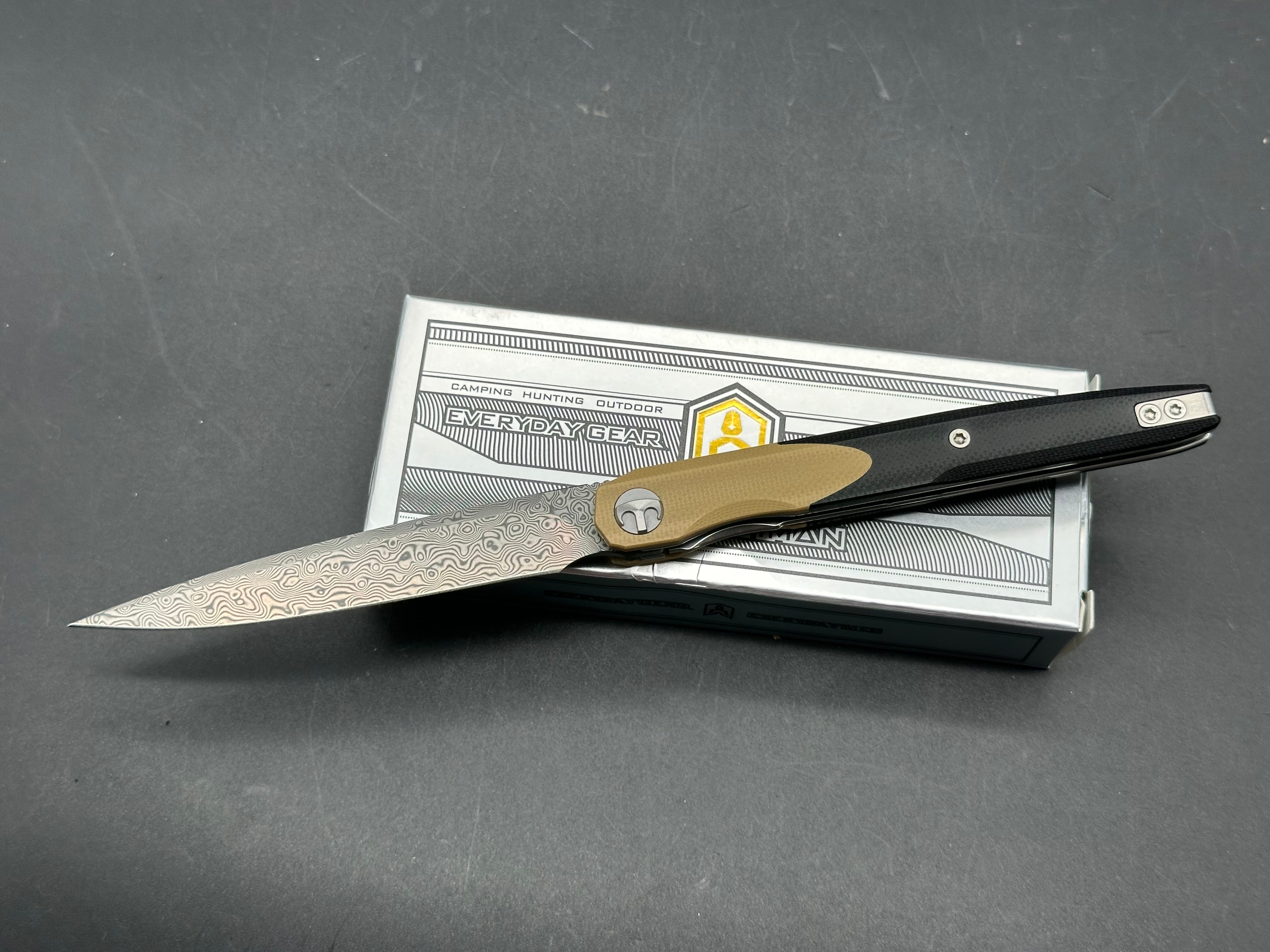 BESTECHMAN LANZA FOLDING KNIFE KHAKI/BLACK G10 HANDLE DAMASCUS PLAIN EDGE