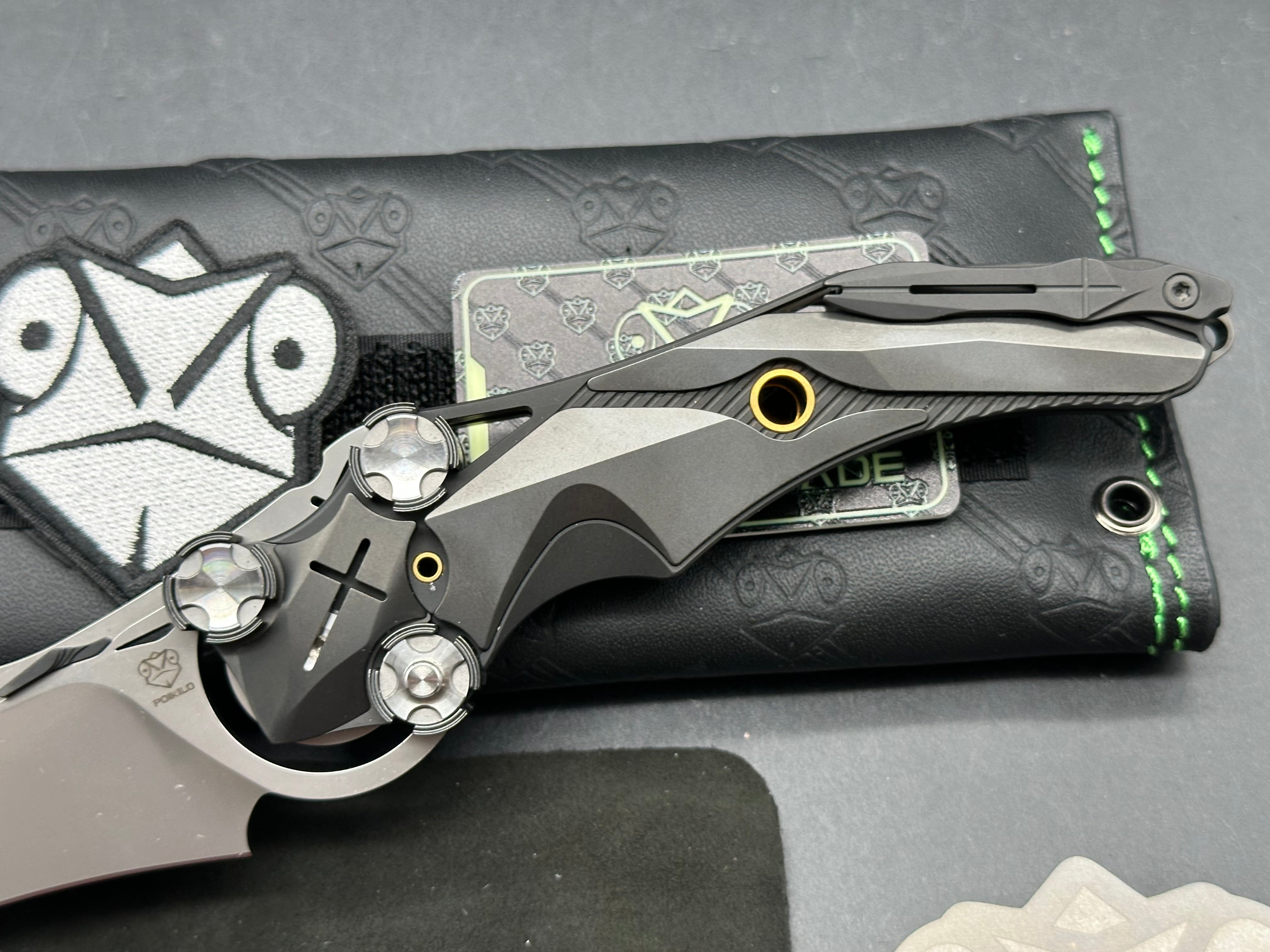 POIKILO / MUNDUS KNIFE BLACK TITANIUM HANDLE M398 PLAIN EDGE PEARLESCENT STONEWASH FINISH MUNDUS-PENITENTIA - S1