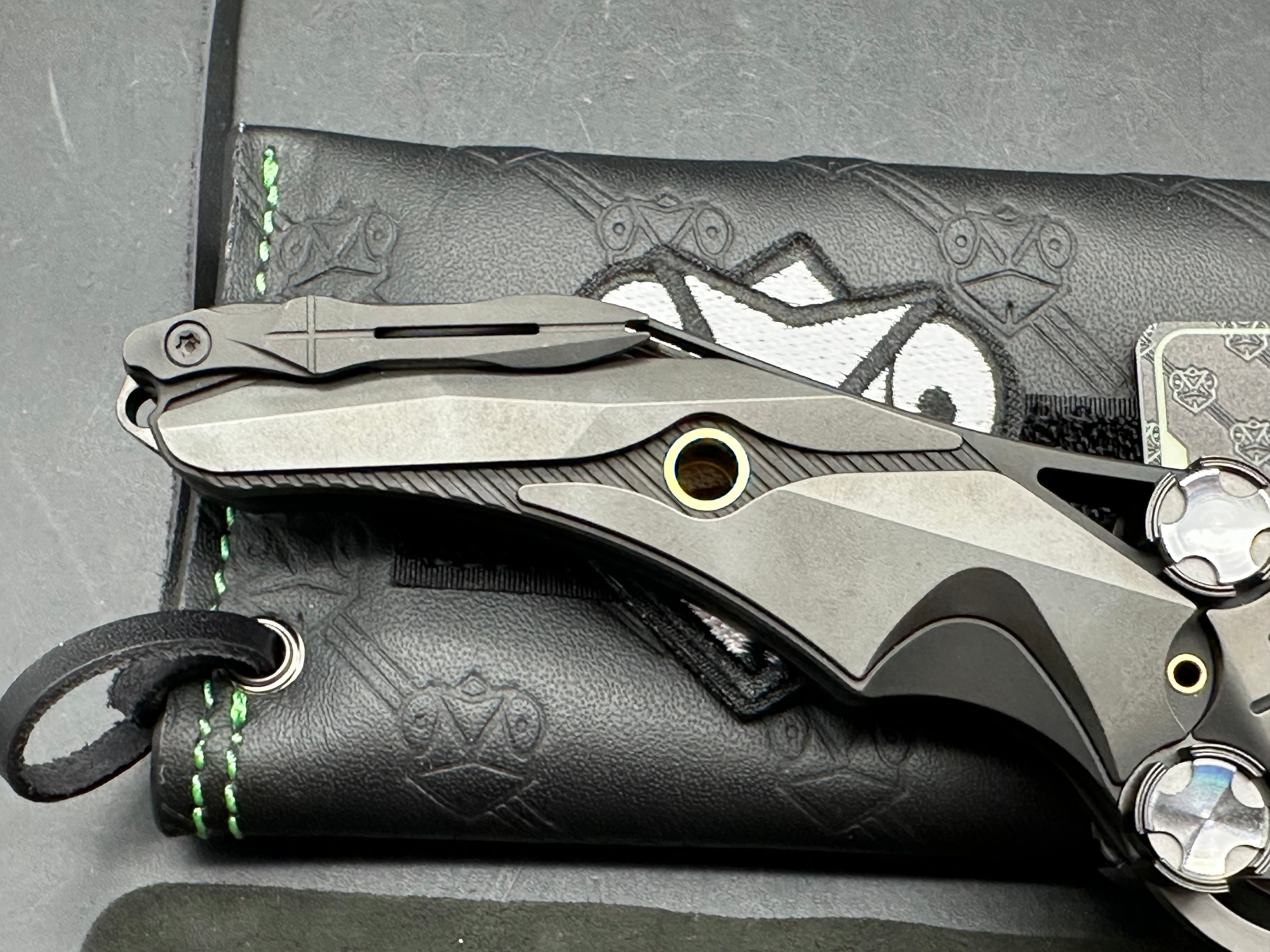 POIKILO / MUNDUS KNIFE BLACK TITANIUM HANDLE M398 PLAIN EDGE PEARLESCENT STONEWASH FINISH MUNDUS-PENITENTIA - S1
