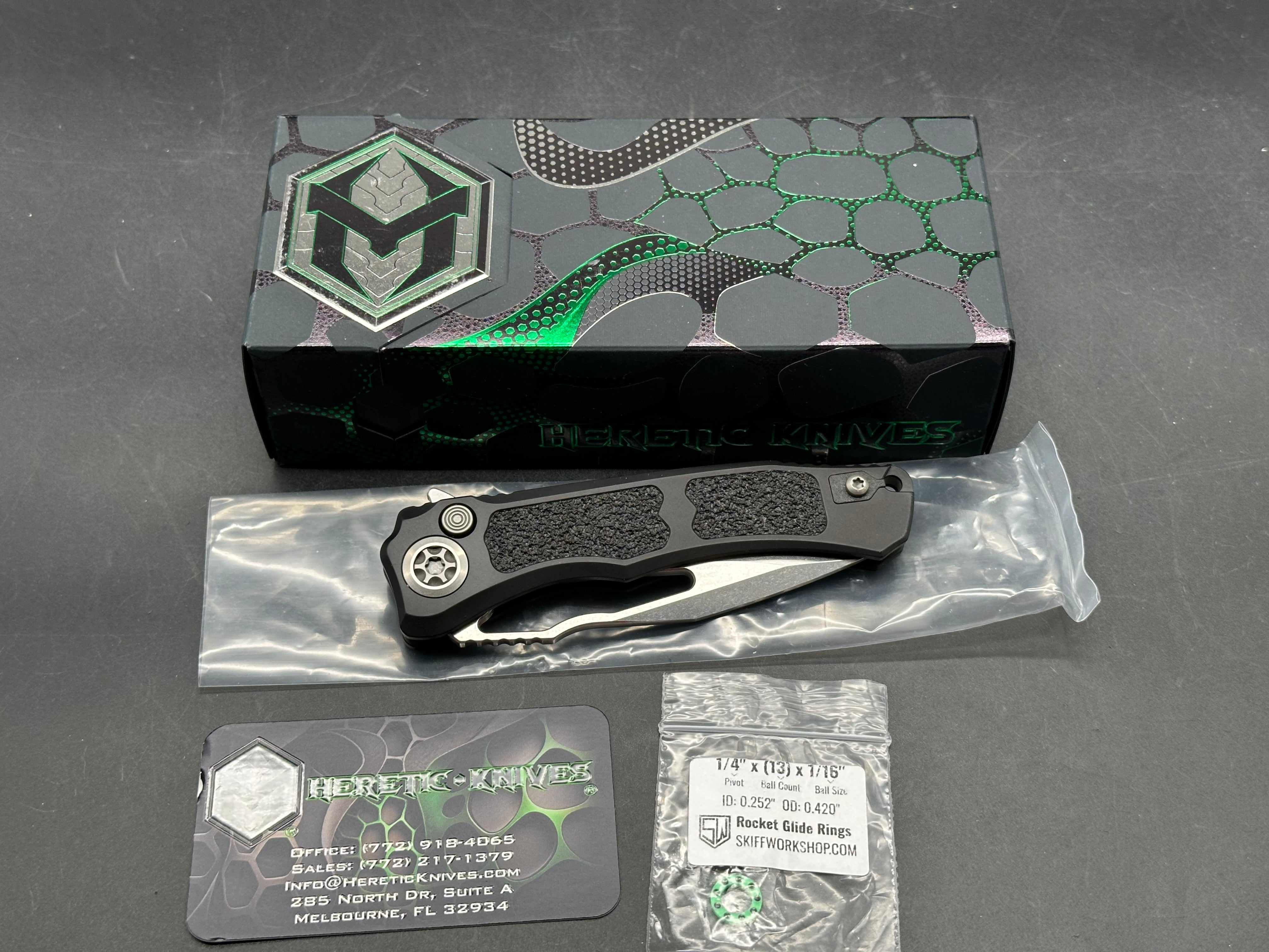 Heretic Wraith V4 Manual 3.625" CPM MagnaCut Stonewash Blade with Black Aluminum - Grip Tape Textured Scales plus Skiff Bearings