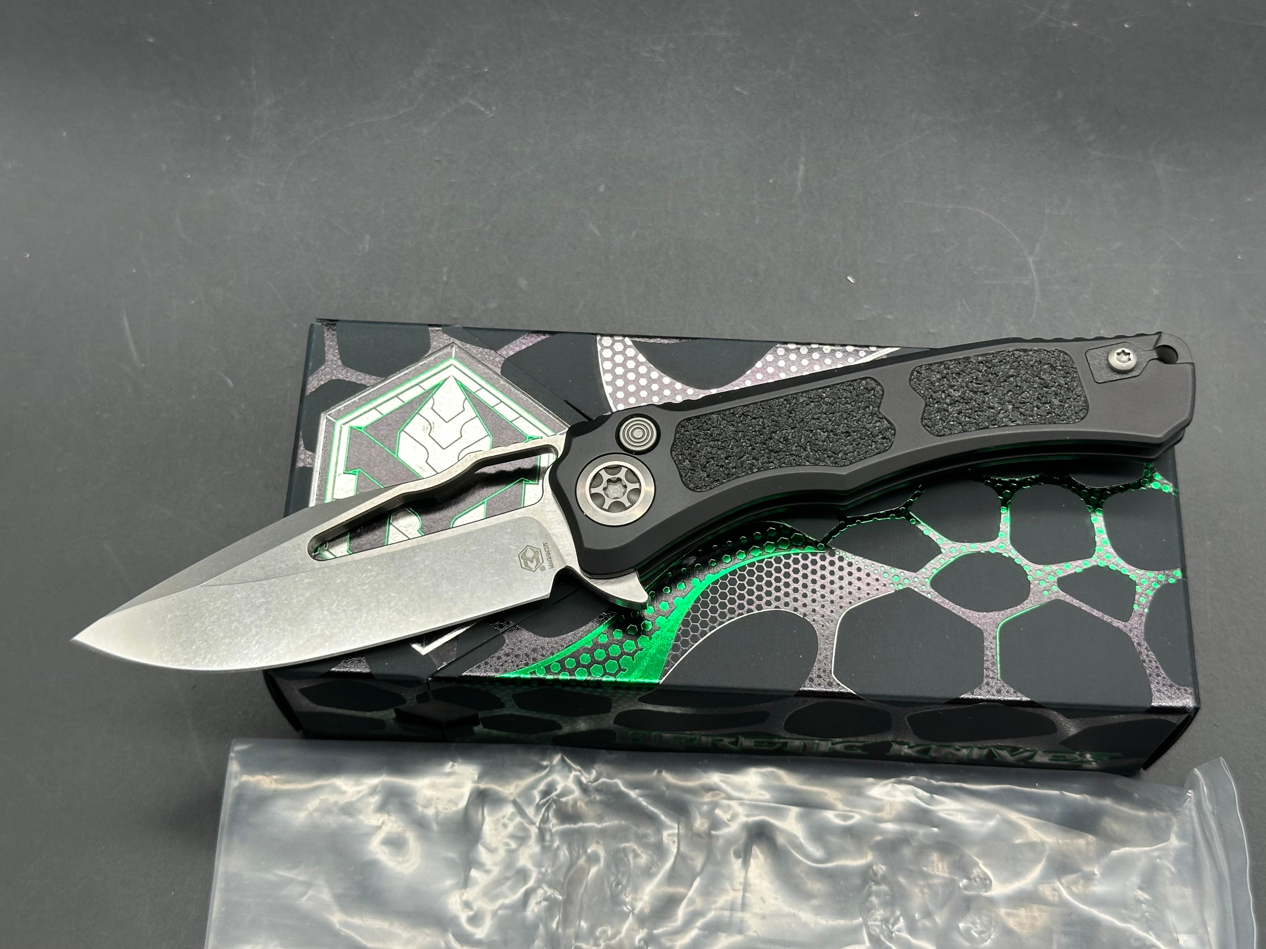 Heretic Wraith V4 Manual 3.625" CPM MagnaCut Stonewash Blade with Black Aluminum - Grip Tape Textured Scales plus Skiff Bearings
