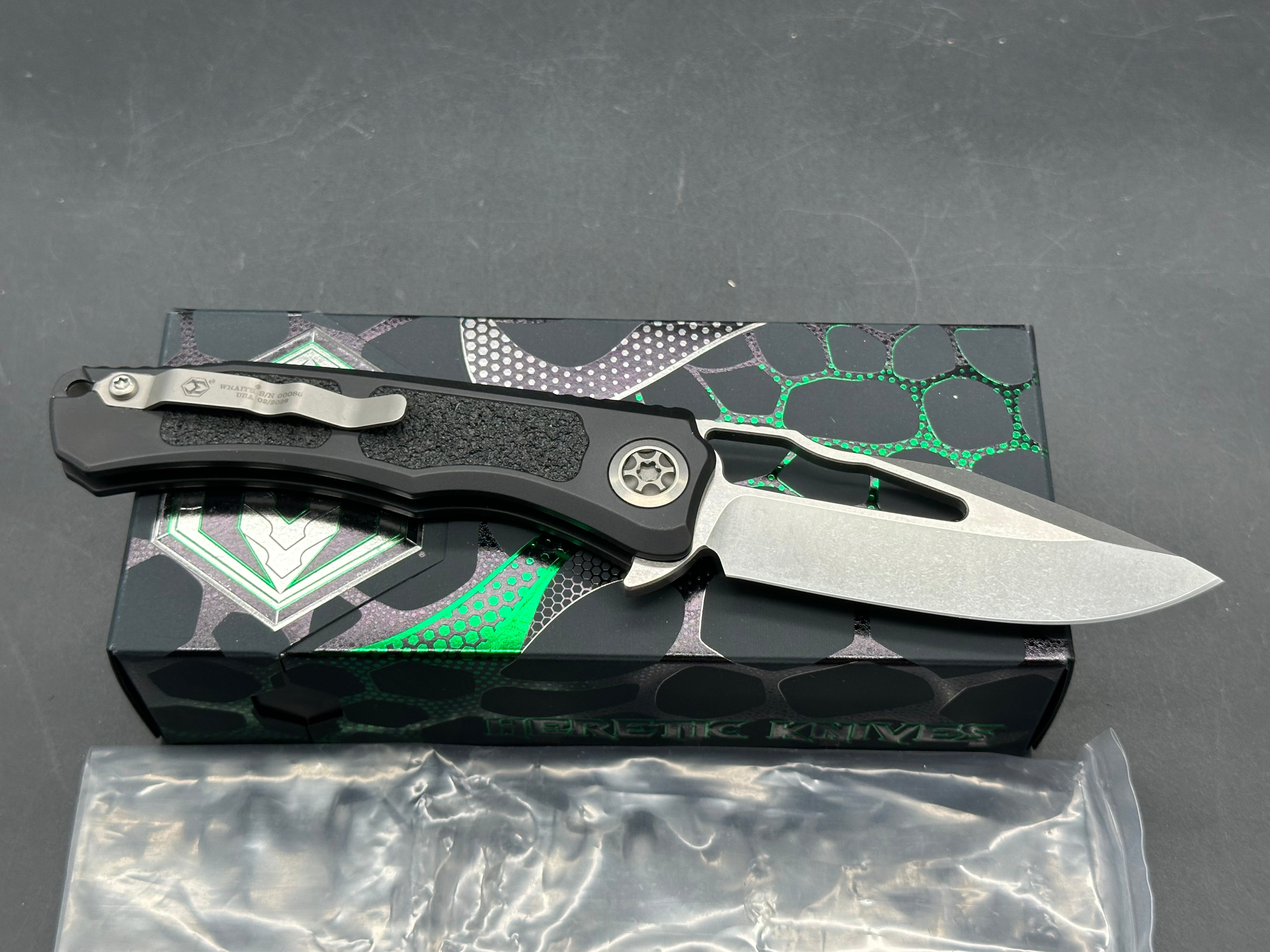 Heretic Wraith V4 Manual 3.625" CPM MagnaCut Stonewash Blade with Black Aluminum - Grip Tape Textured Scales plus Skiff Bearings