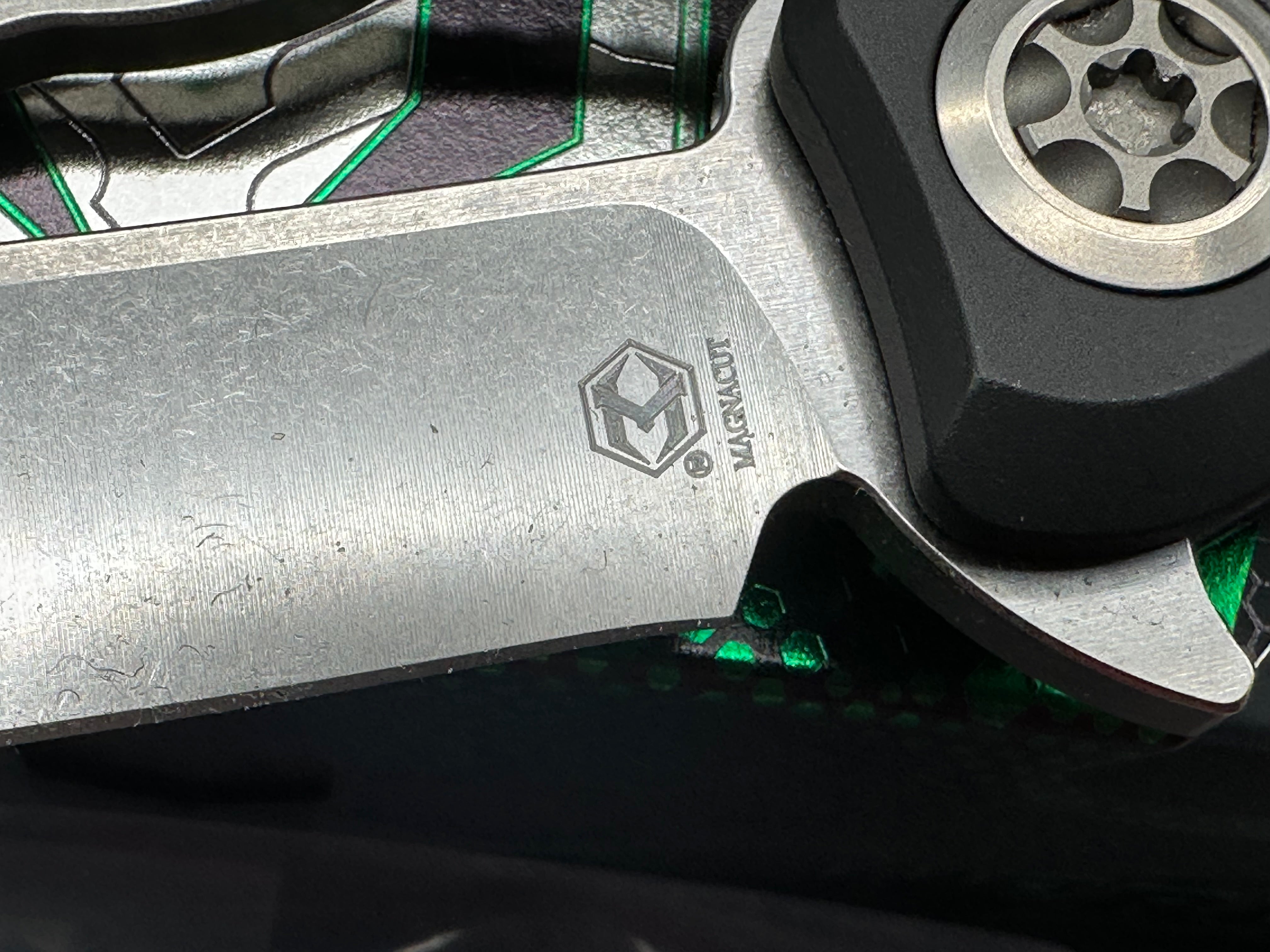 Heretic Wraith V4 Manual 3.625" CPM MagnaCut Stonewash Blade with Black Aluminum - Grip Tape Textured Scales plus Skiff Bearings Installed