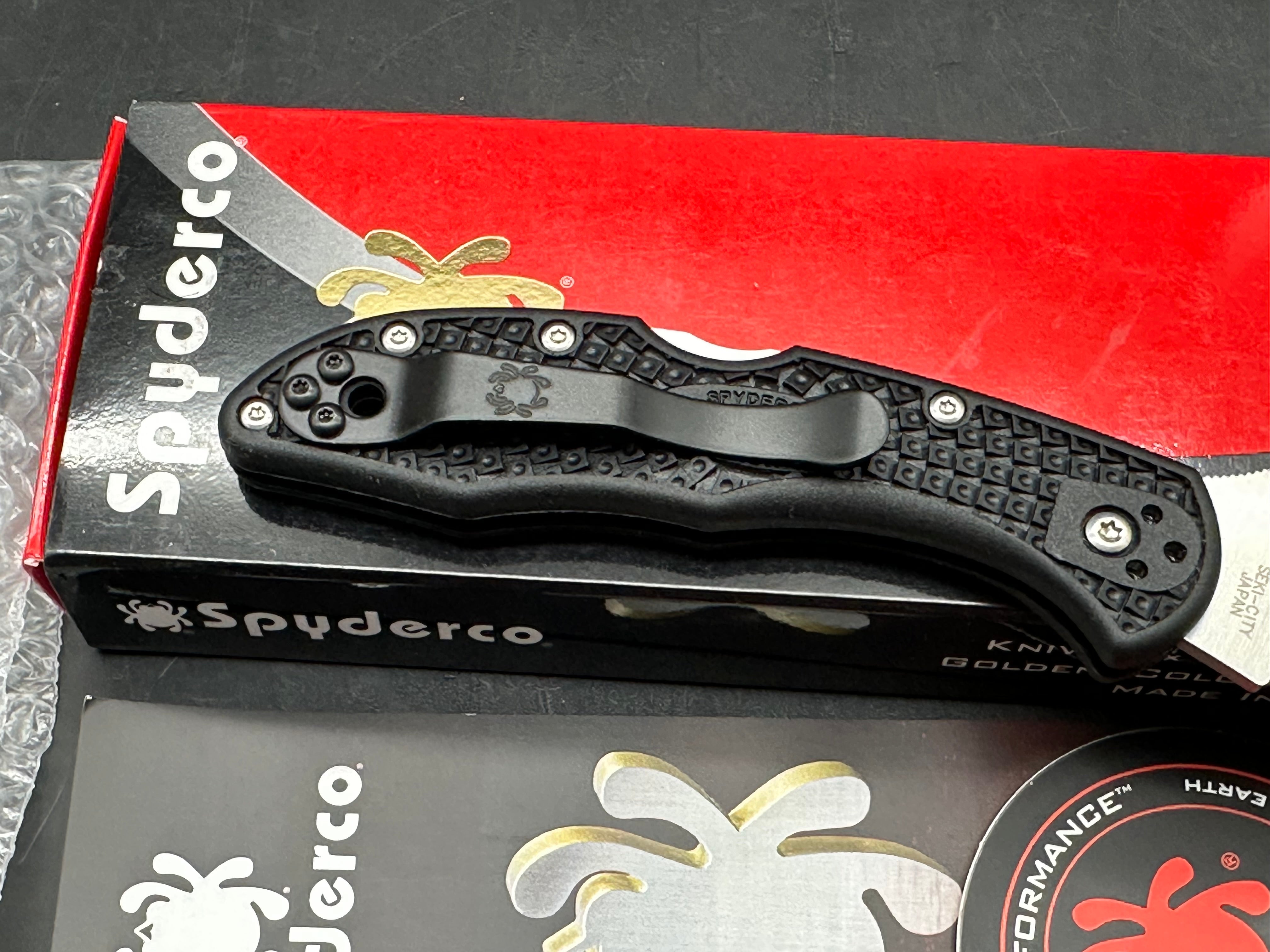 Spyderco Delica 4 VG10 FRN lightweight scales