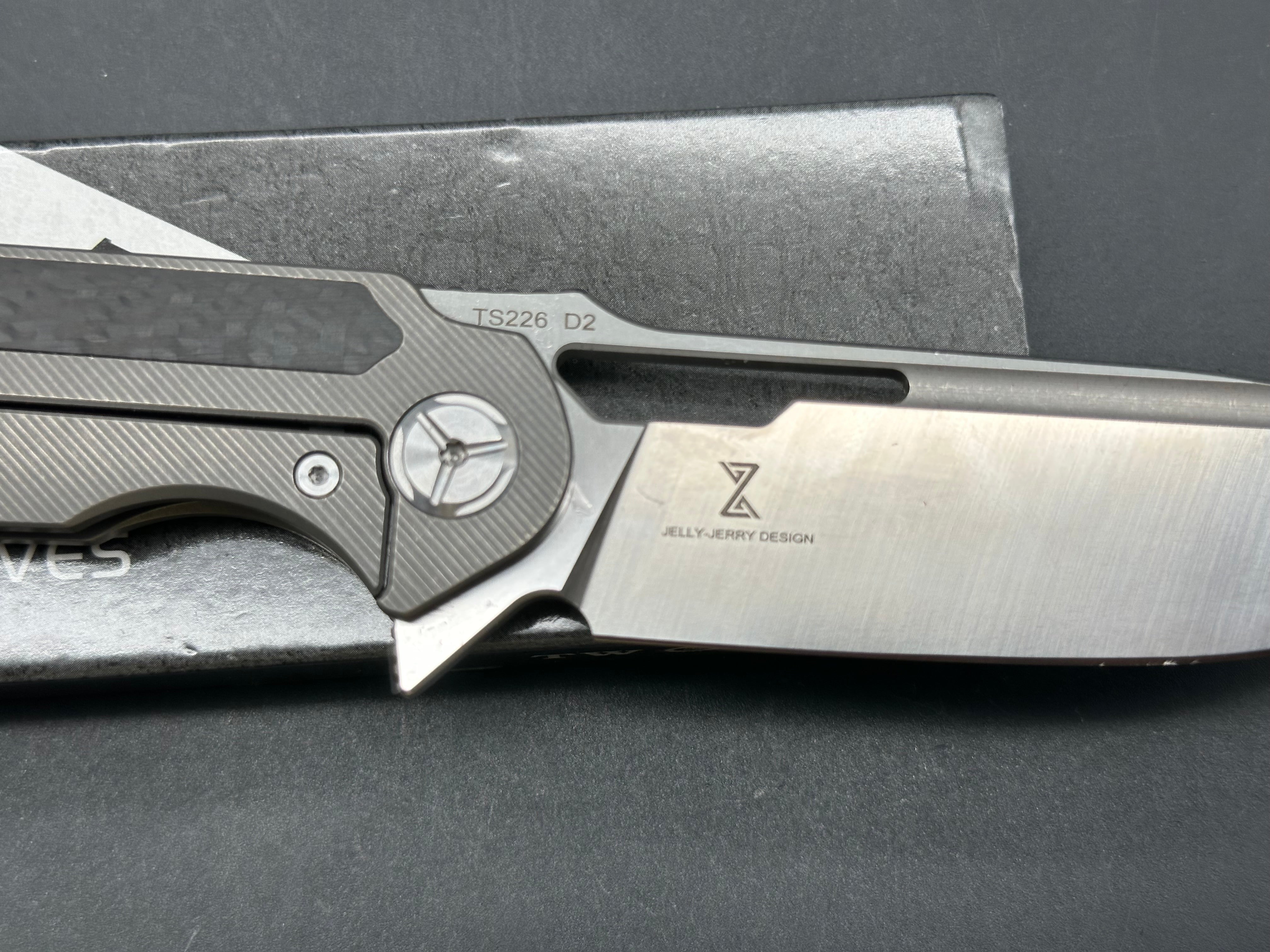 TWOSUN FOLDING KNIFE BLACK TITANIUM/CARBON FIBER HANDLE PLAIN EDGE D2 TS226