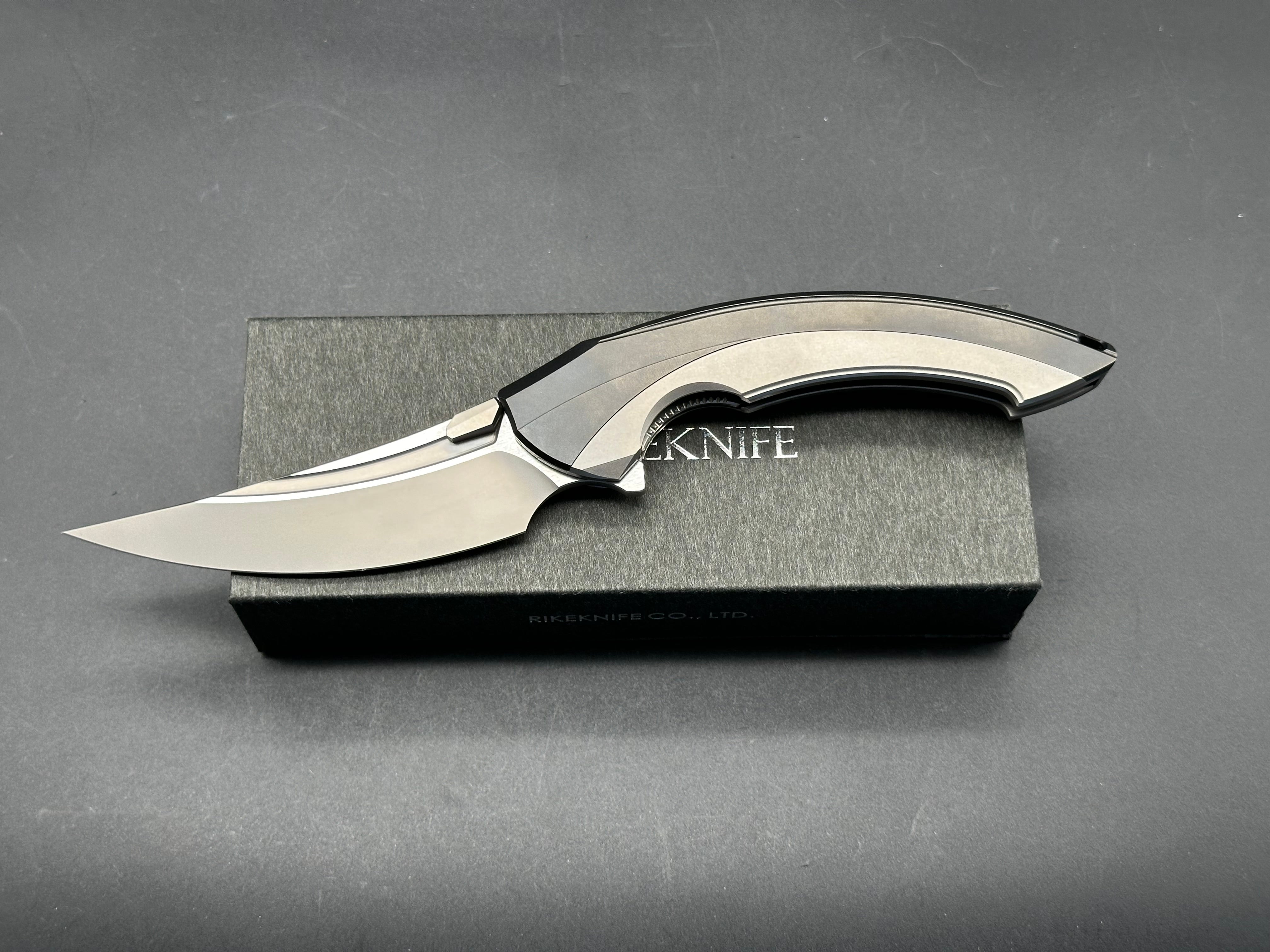 Rike Knife Lamella V1/Black DLC Ti CPM-20CV