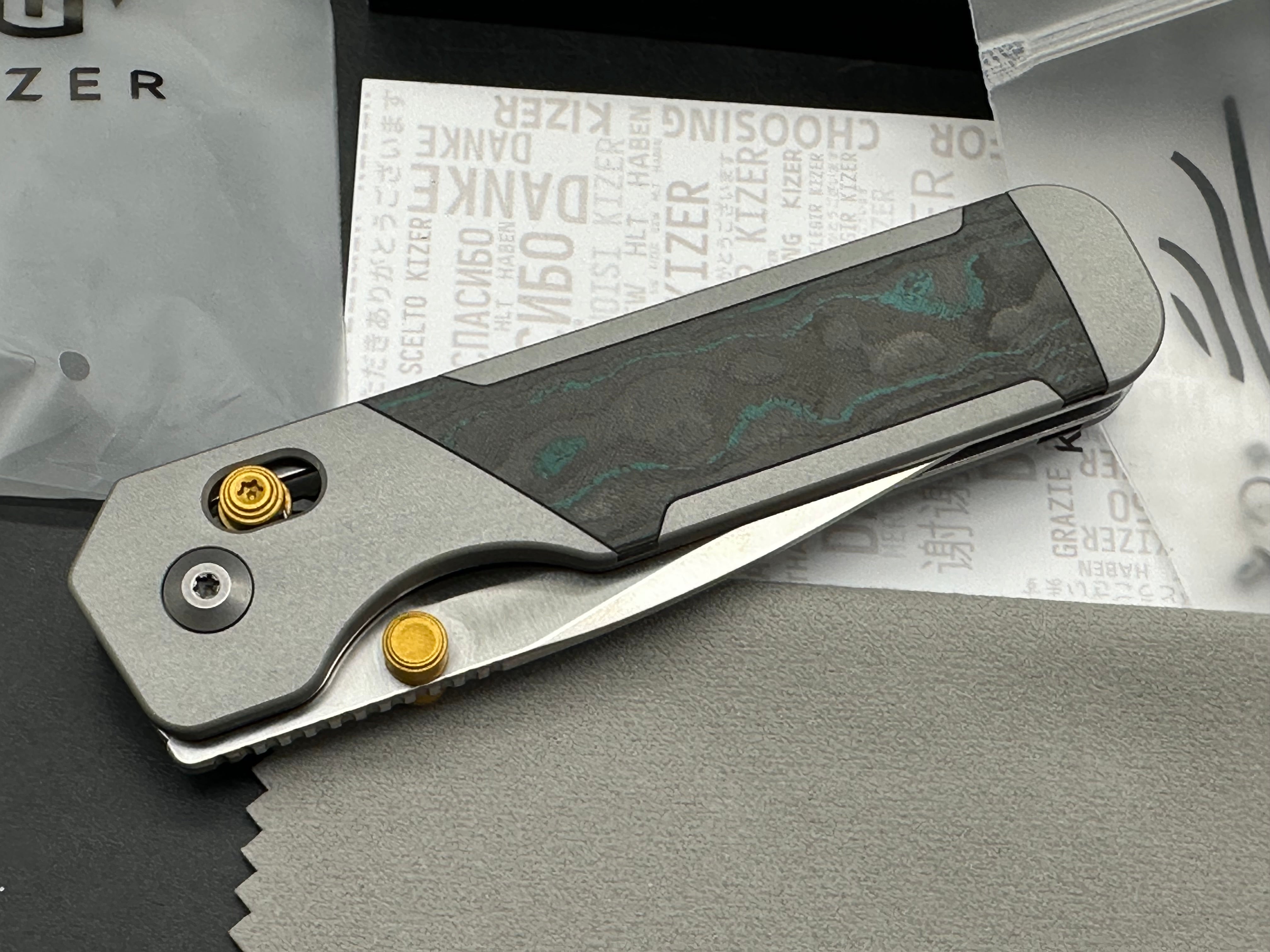 KIZER MILITAW 315 ALUMINUM/SHIPWRECK CAMOCARBON HANDLE ELMAX DROP POINT PLAIN EDGE