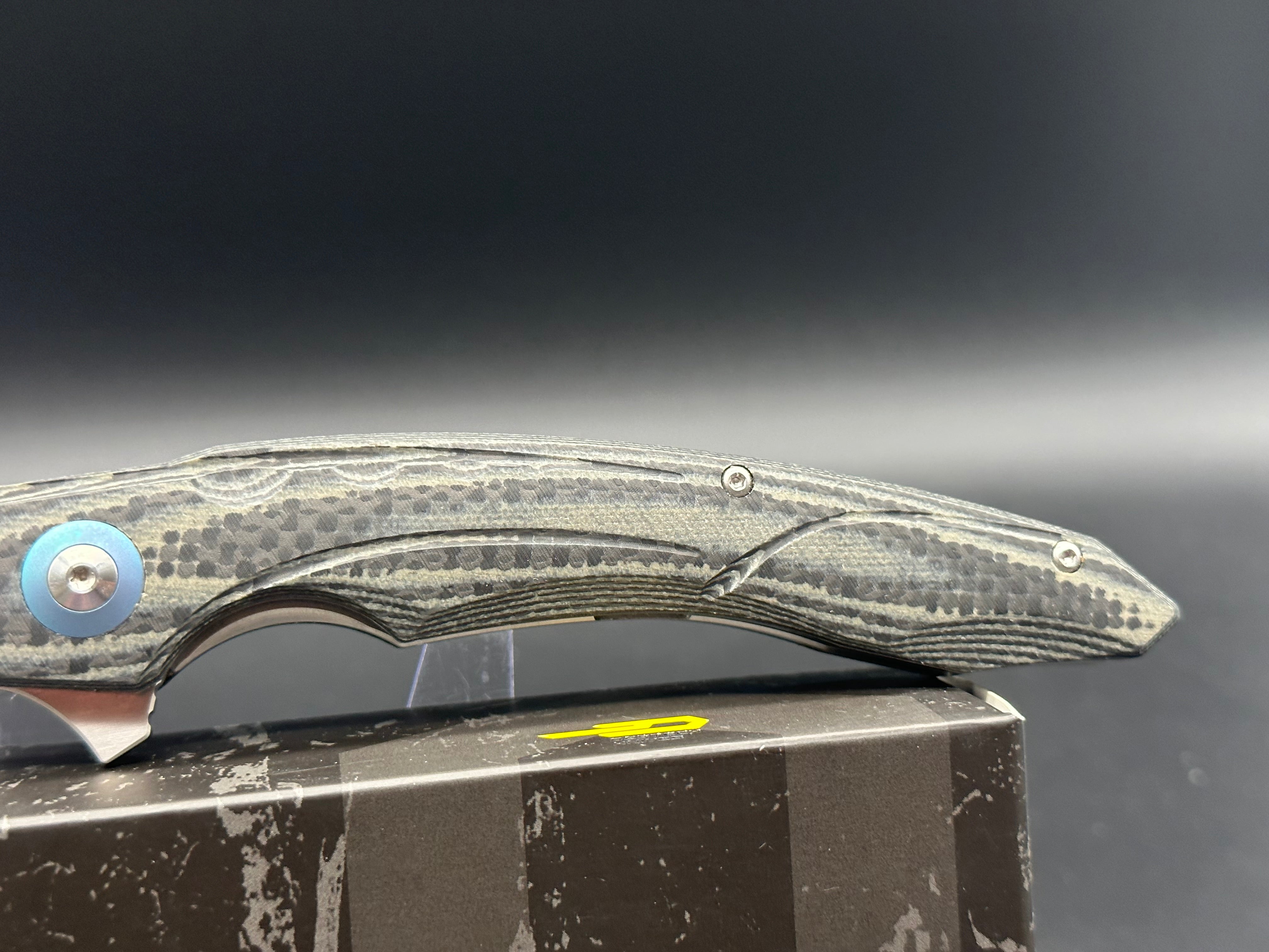 BESTECH FANGA INTERLAYER WITH CARBON FIBER AND BEIGE G10 HANDLE