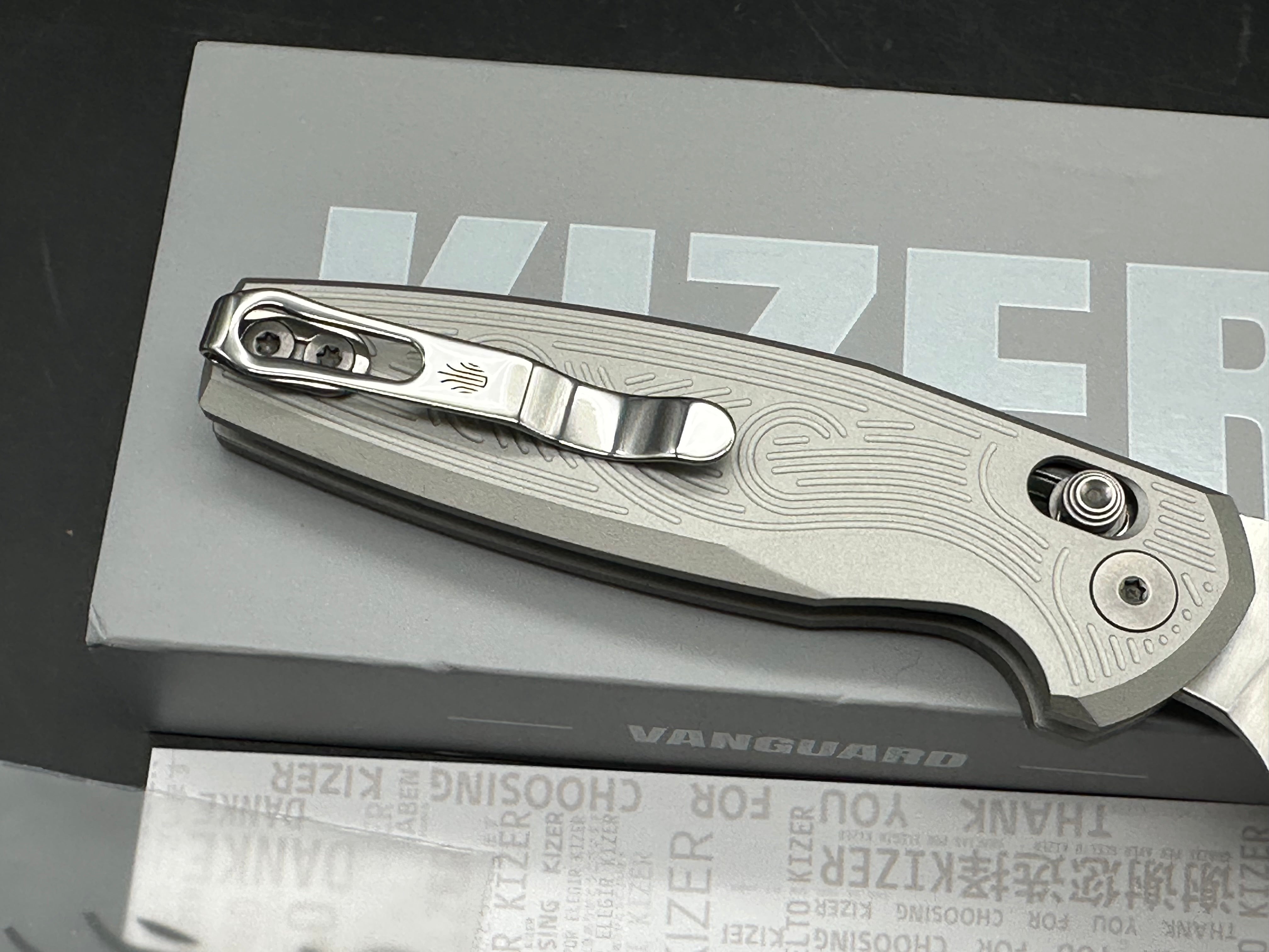 KIZER KHAMSIN FOLDING KNIFE SILVER ALUMINUM HANDLE NITRO-V DROP POINT PLAIN EDGE