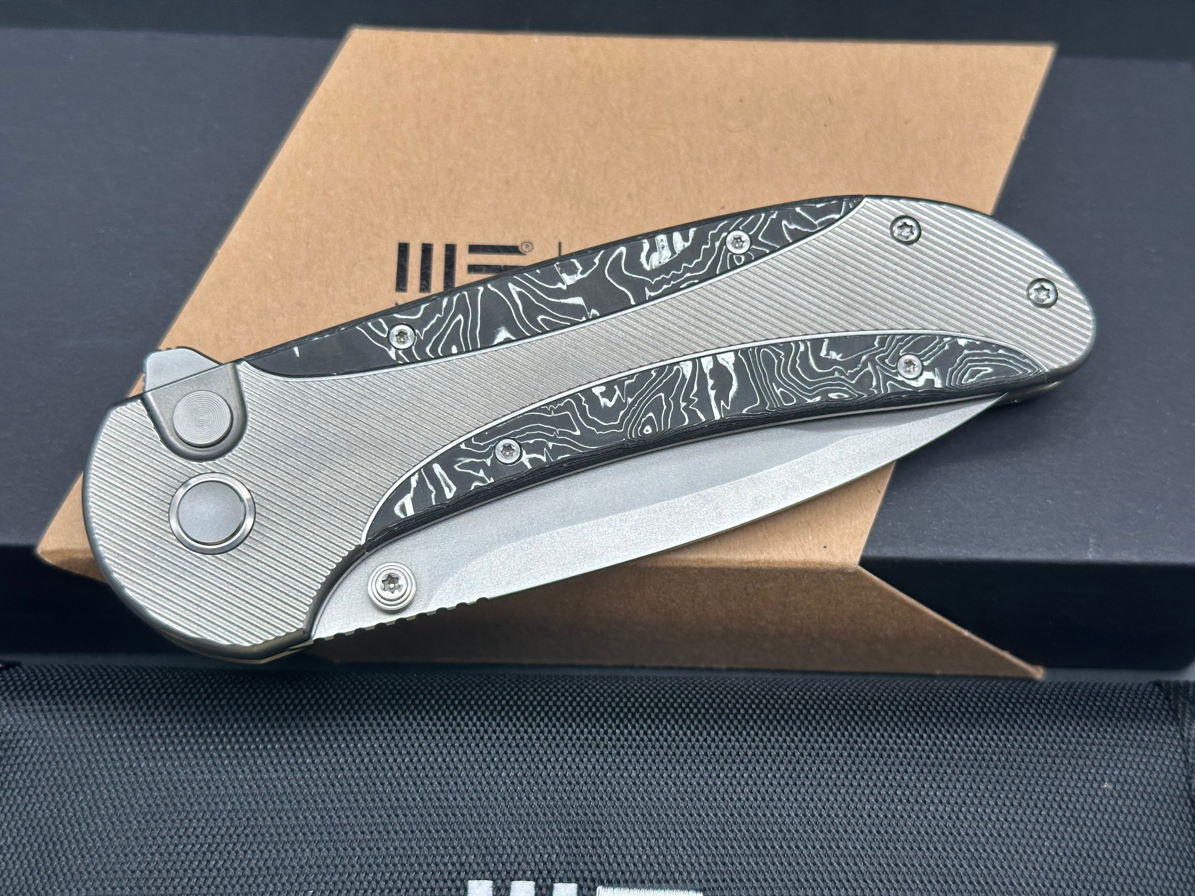 WE ZIZZIT FOLDING KNIFE BLACK/WHITE TITANIUM/ALUMINUM FOIL CARBON FIBER HANDLE 20CV