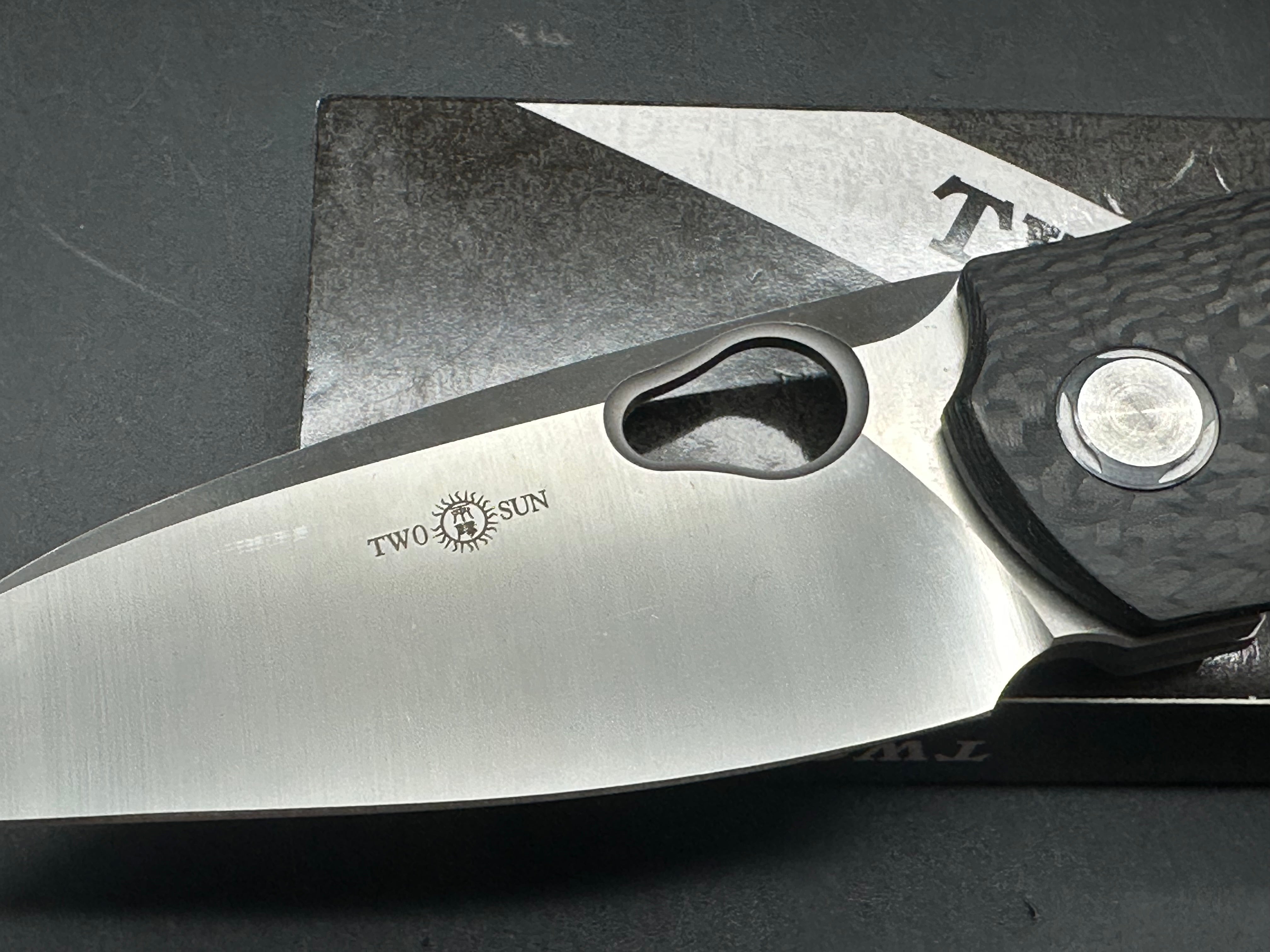 TwoSun TS129 CF/Titanium handle w/M390 blade
