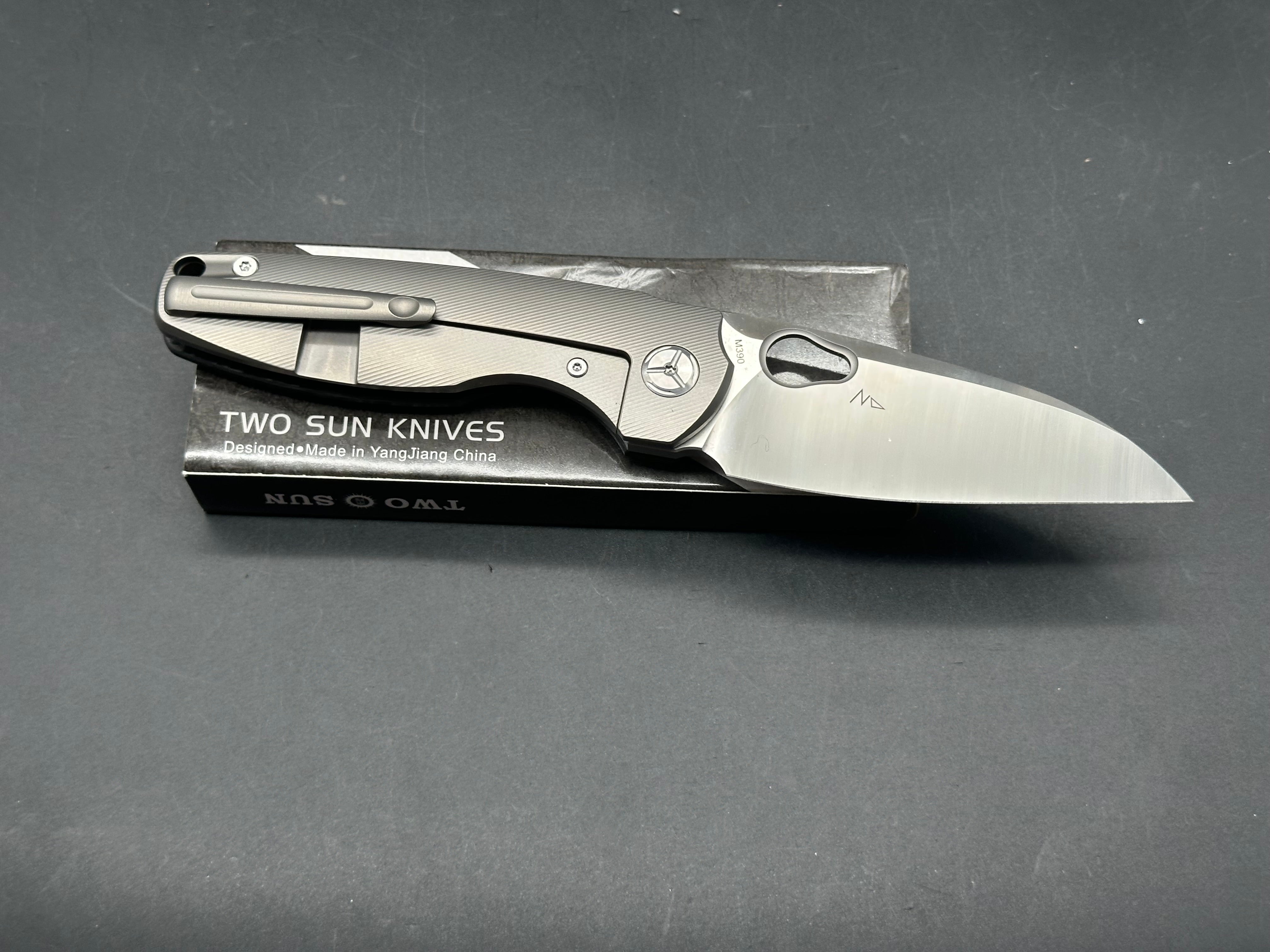 TwoSun TS129 CF/Titanium handle w/M390 blade