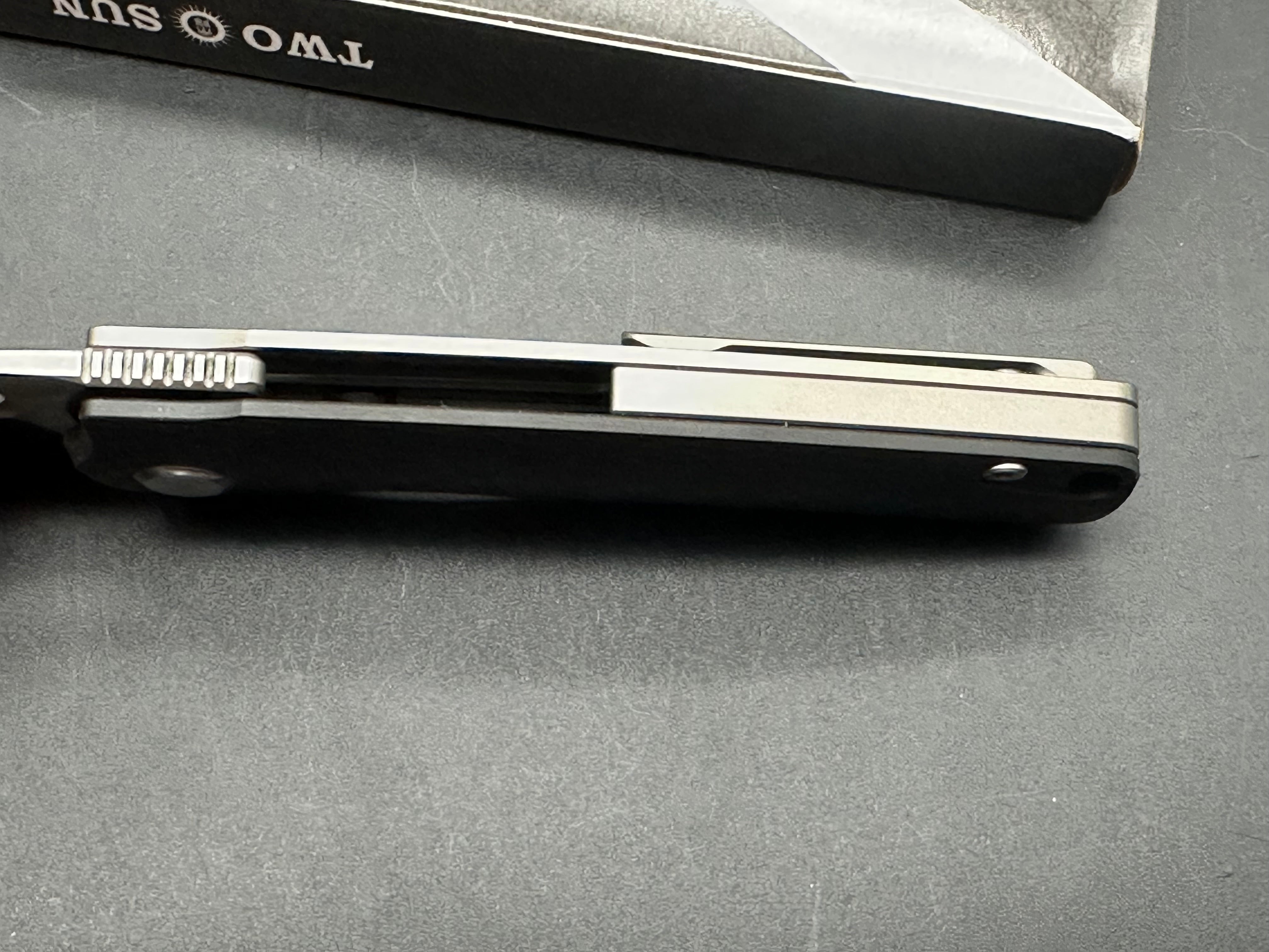 TwoSun TS129 CF/Titanium handle w/M390 blade