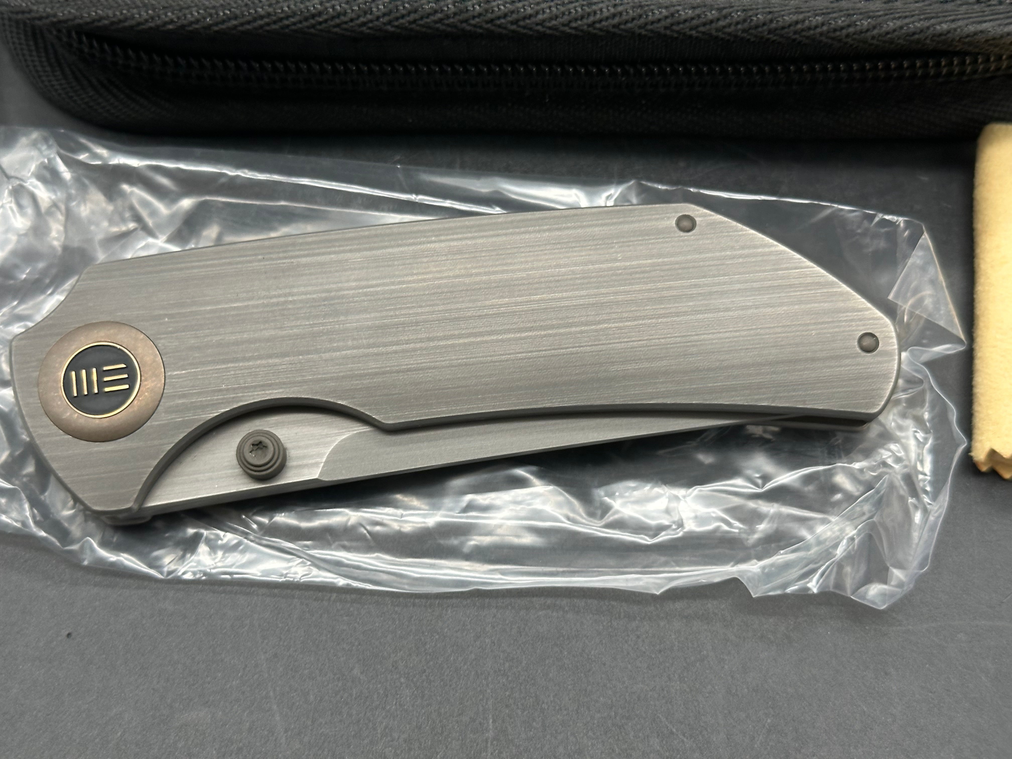 WE Thug XL (WE20028D-1), Gray Hand Rubbed CPM-20CV Blade, Gray Hand Rubbed Titanium Handle