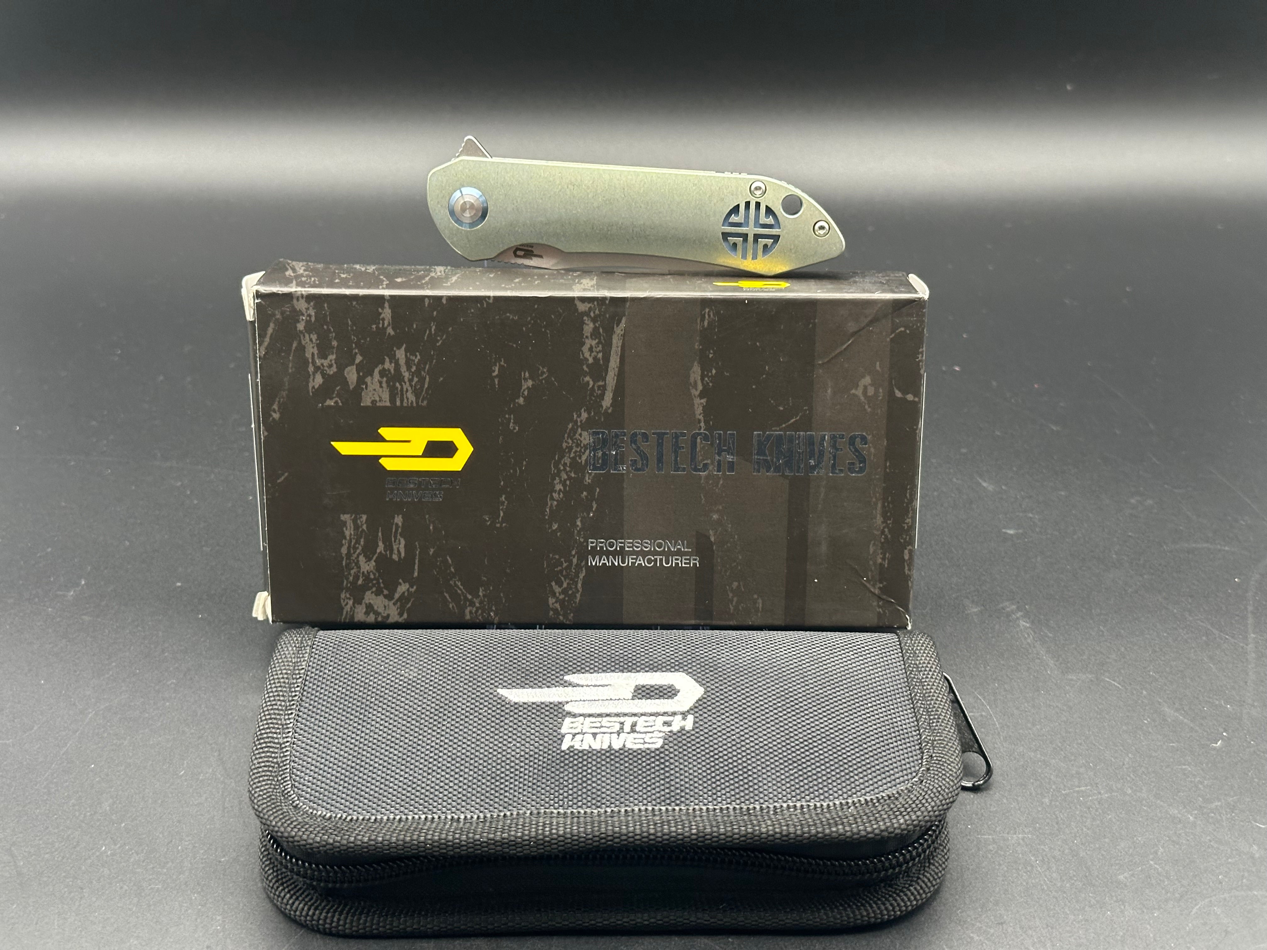 Bestech Emperor - CPM-S35VN Blade with green titanium handles with blue accents