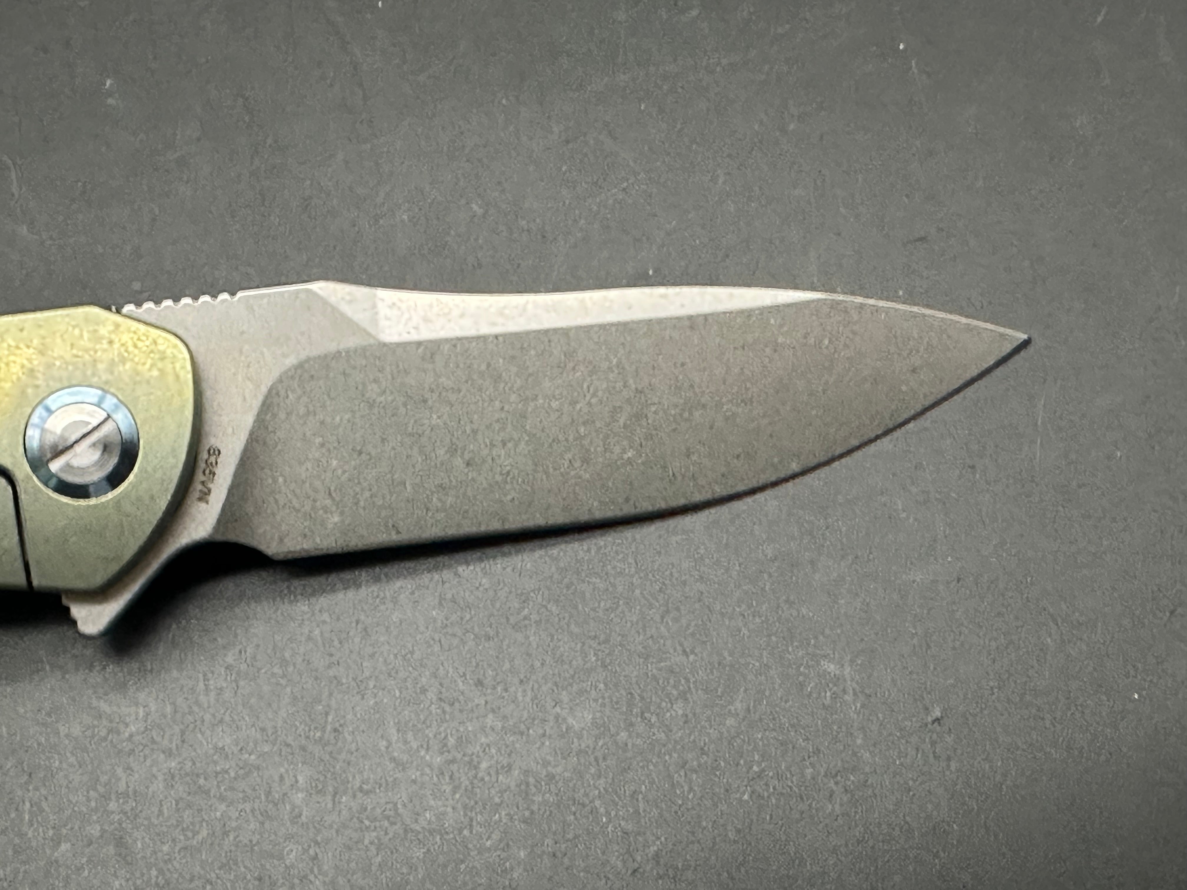 Bestech Emperor - CPM-S35VN Blade with green titanium handles with blue accents