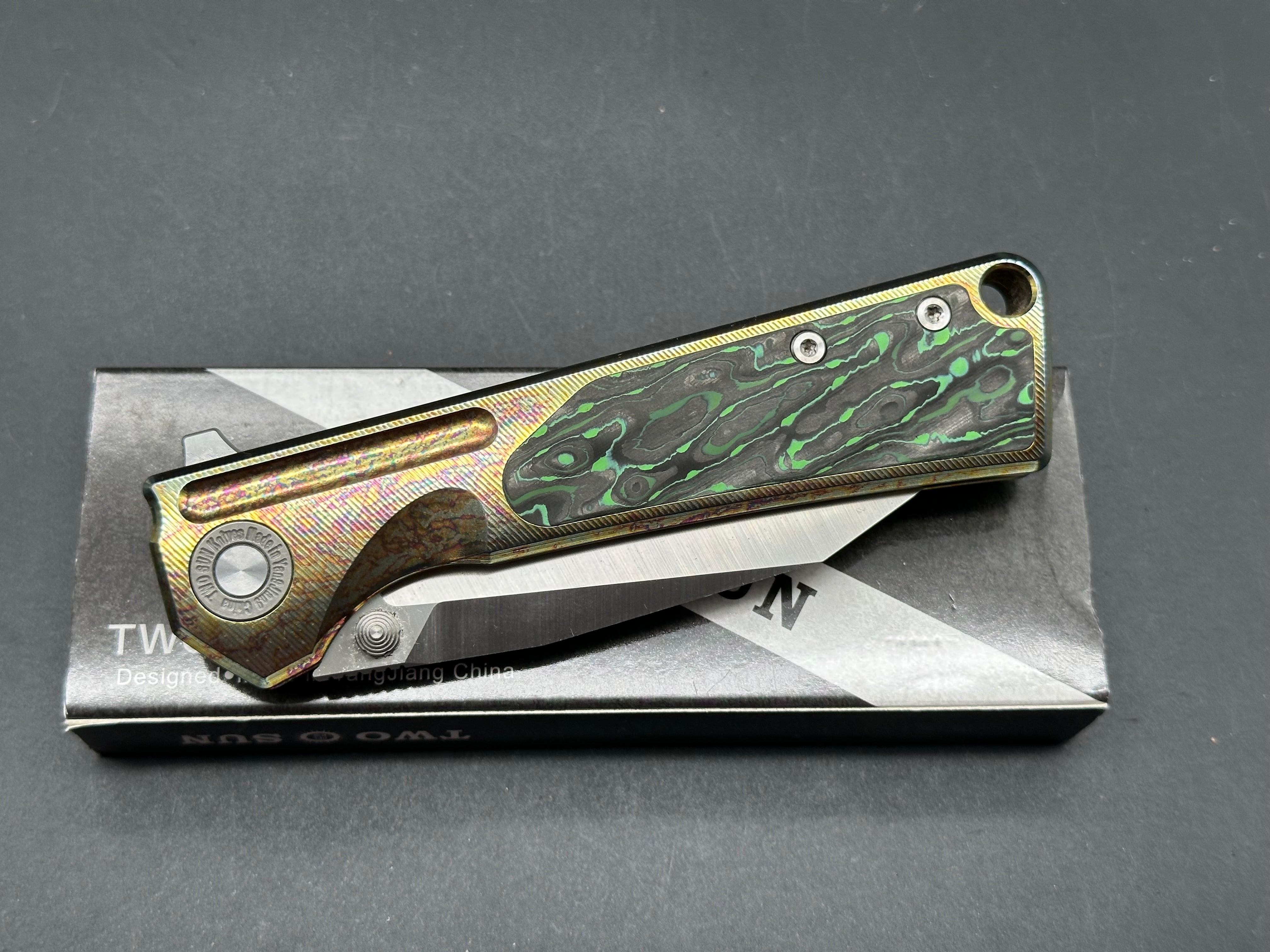 TWOSUN TS510-COLOR FOLDING KNIFE COLOR CARBON FIBER/TITANIUM HANDLE M390 PLAIN EDGE
