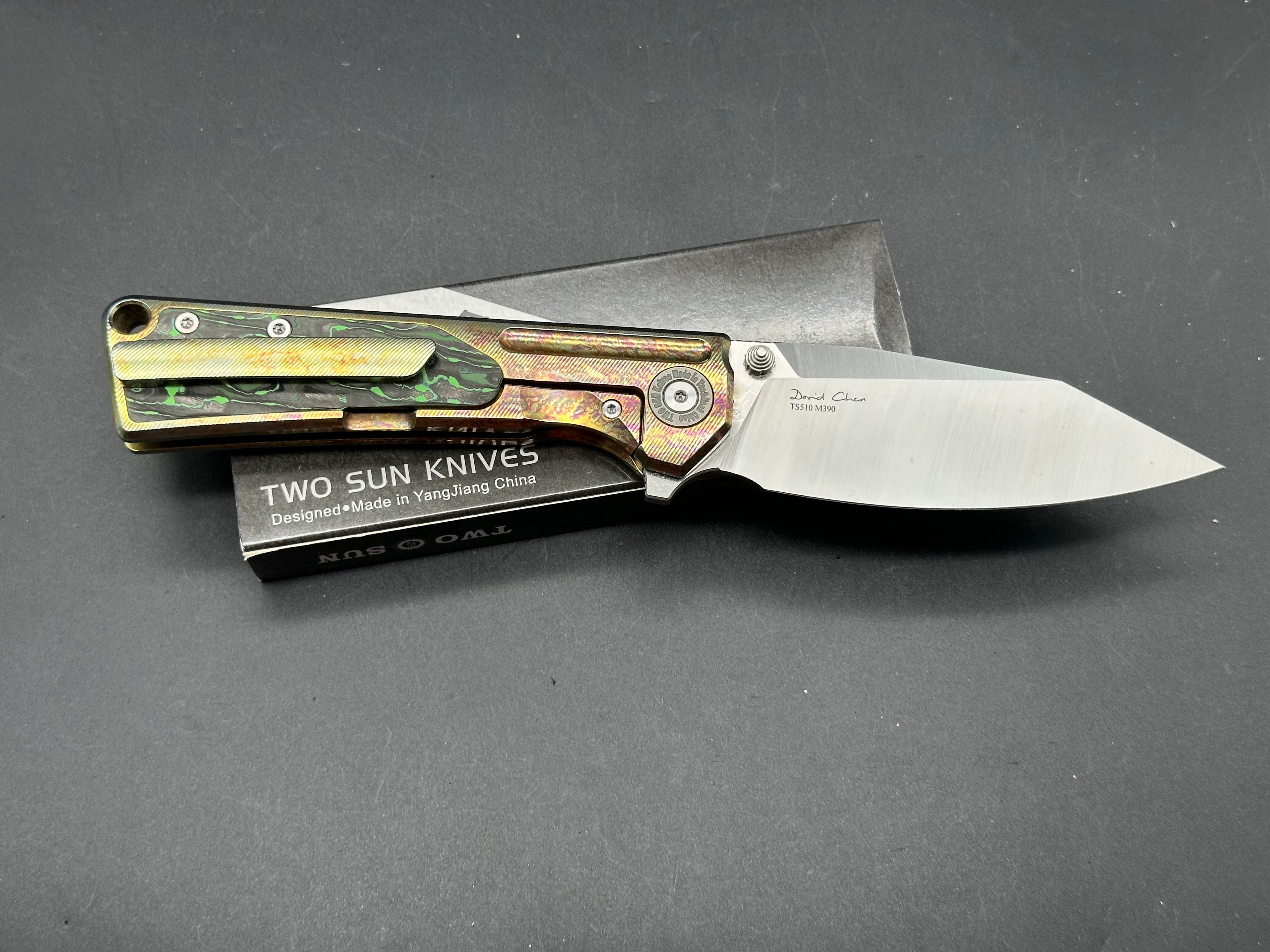 TWOSUN TS510-COLOR FOLDING KNIFE COLOR CARBON FIBER/TITANIUM HANDLE M390 PLAIN EDGE