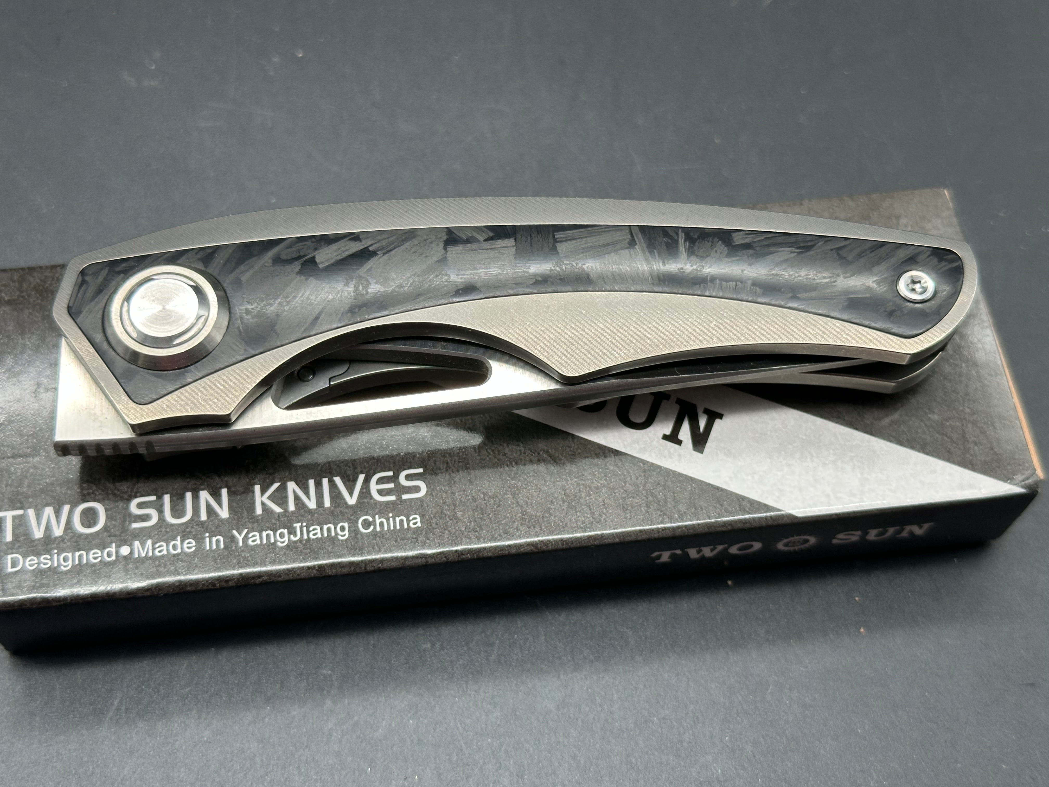 TWOSUN FOLDNIG KNIFE TITANIUM/CARBON FIBER INLAY HANDLE M390 PLAIN EDGE TS186-M390