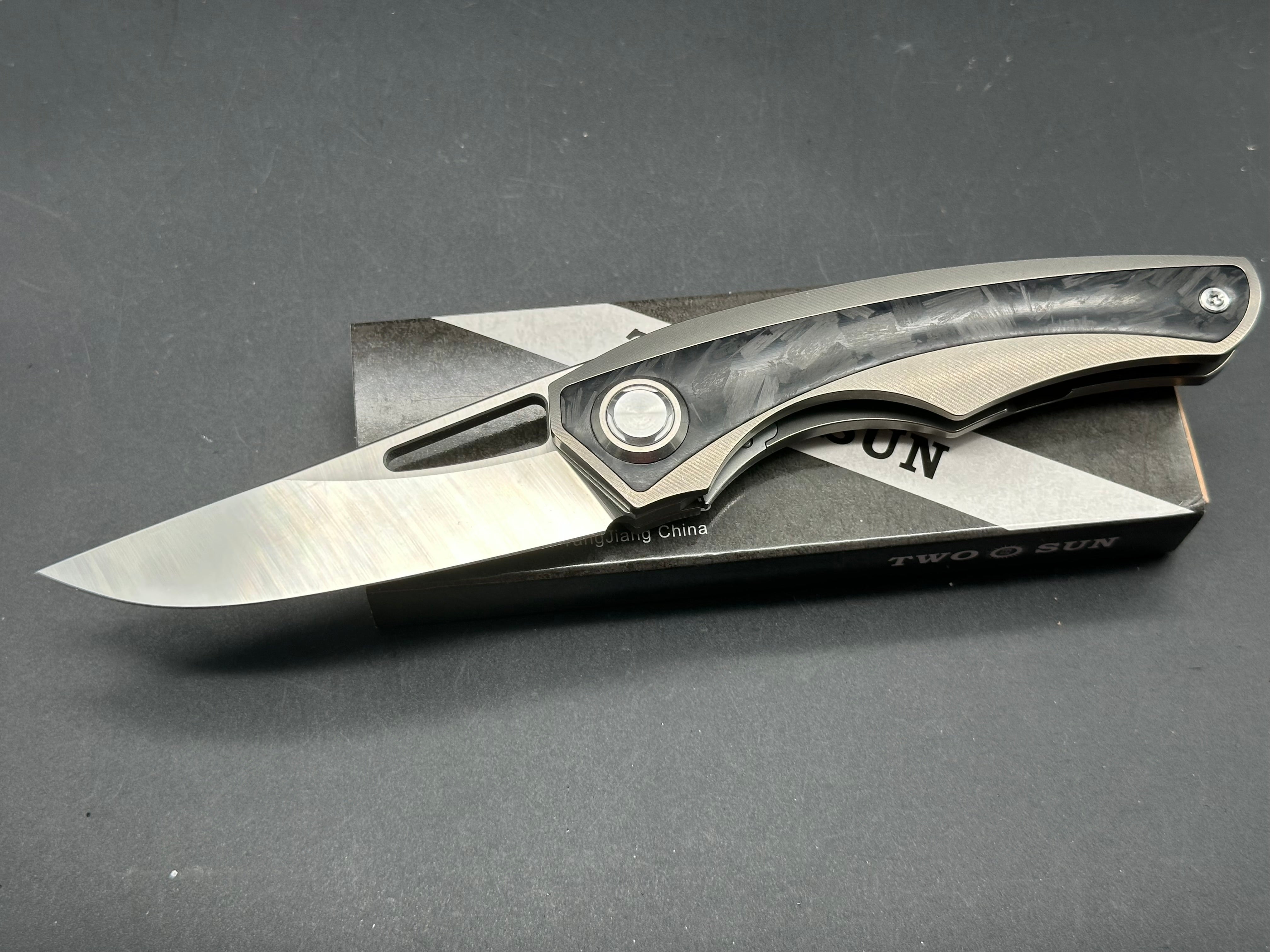 TWOSUN FOLDNIG KNIFE TITANIUM/CARBON FIBER INLAY HANDLE M390 PLAIN EDGE TS186-M390