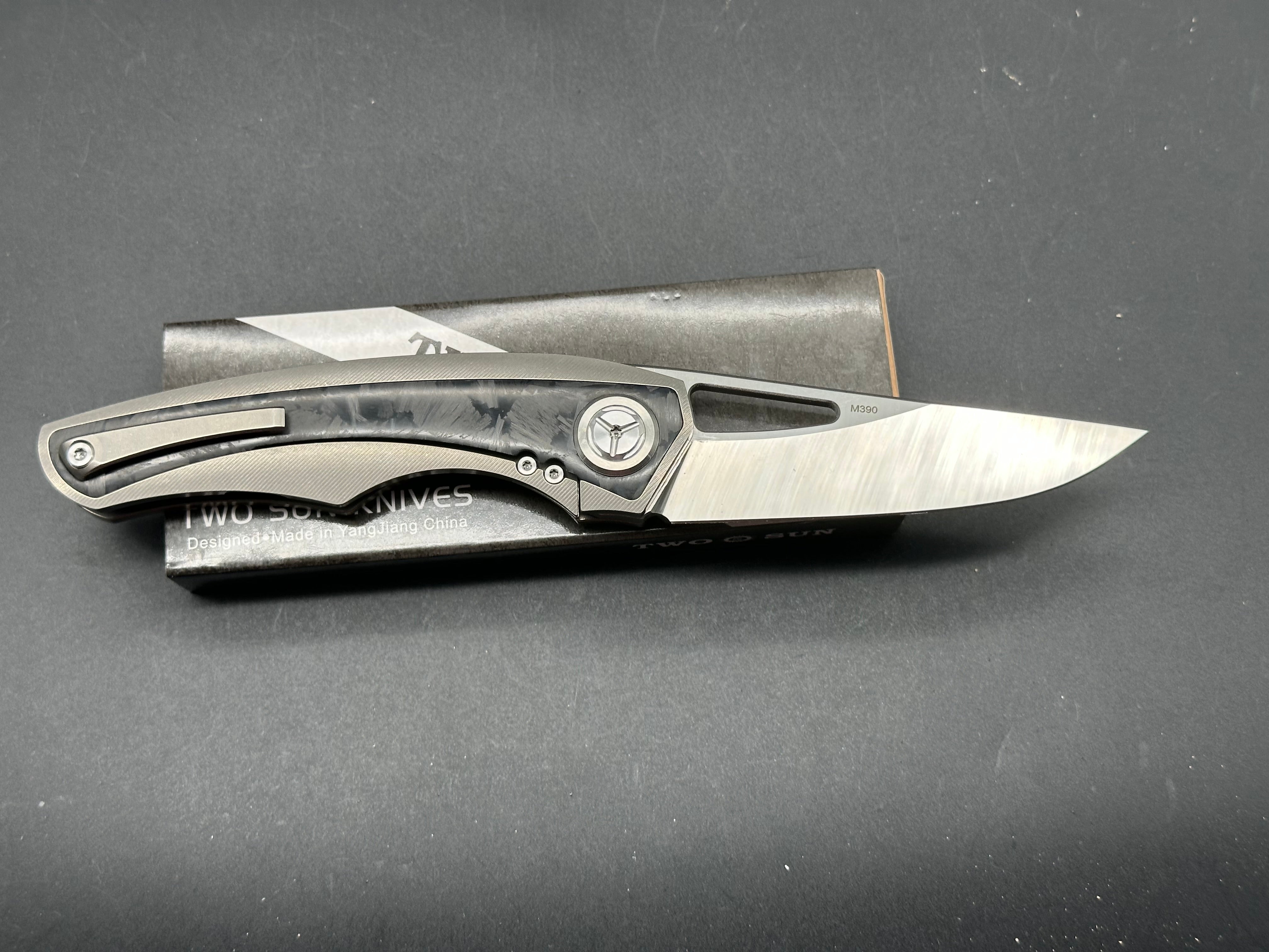 TWOSUN FOLDNIG KNIFE TITANIUM/CARBON FIBER INLAY HANDLE M390 PLAIN EDGE TS186-M390