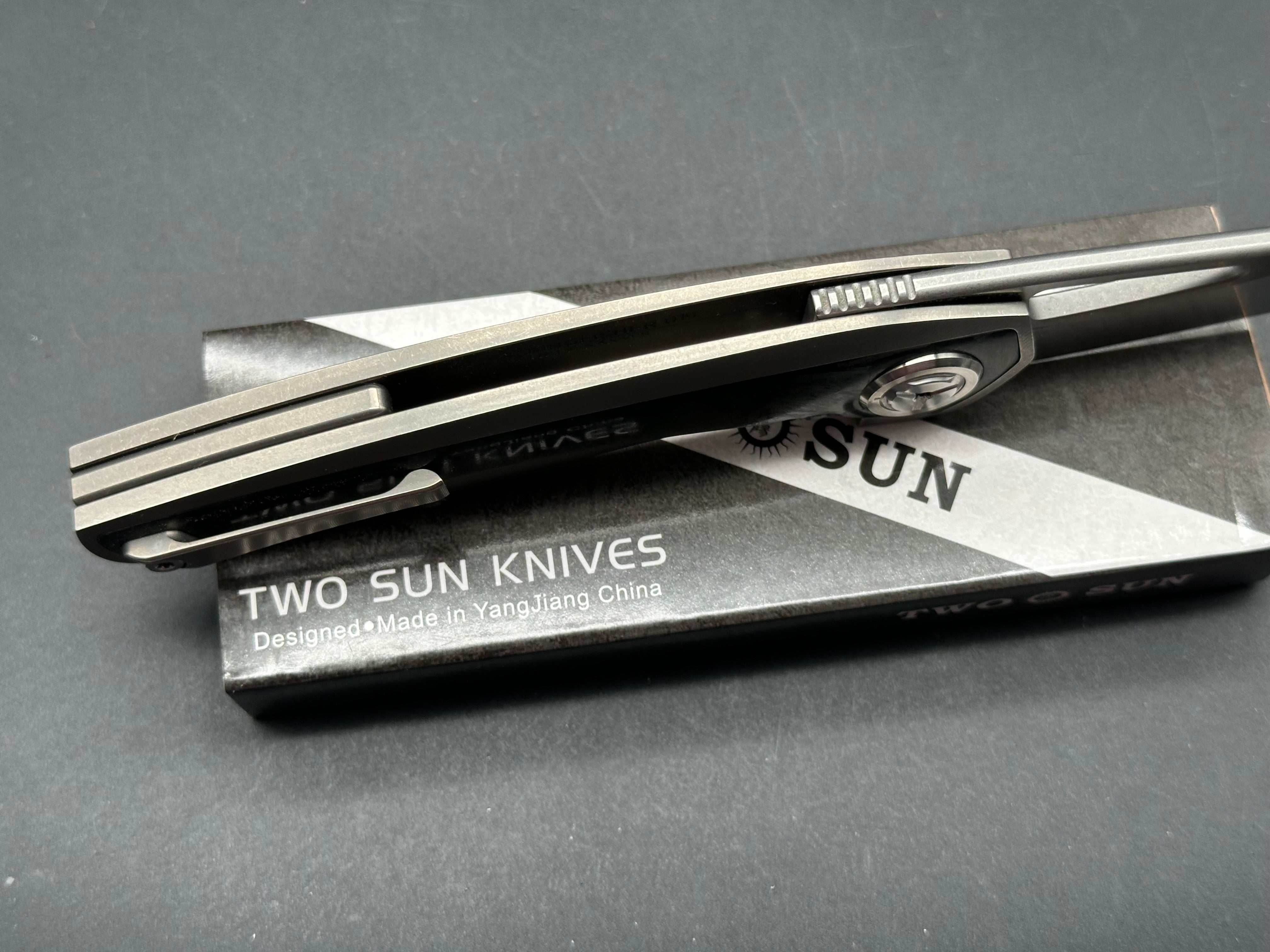 TWOSUN FOLDNIG KNIFE TITANIUM/CARBON FIBER INLAY HANDLE M390 PLAIN EDGE TS186-M390