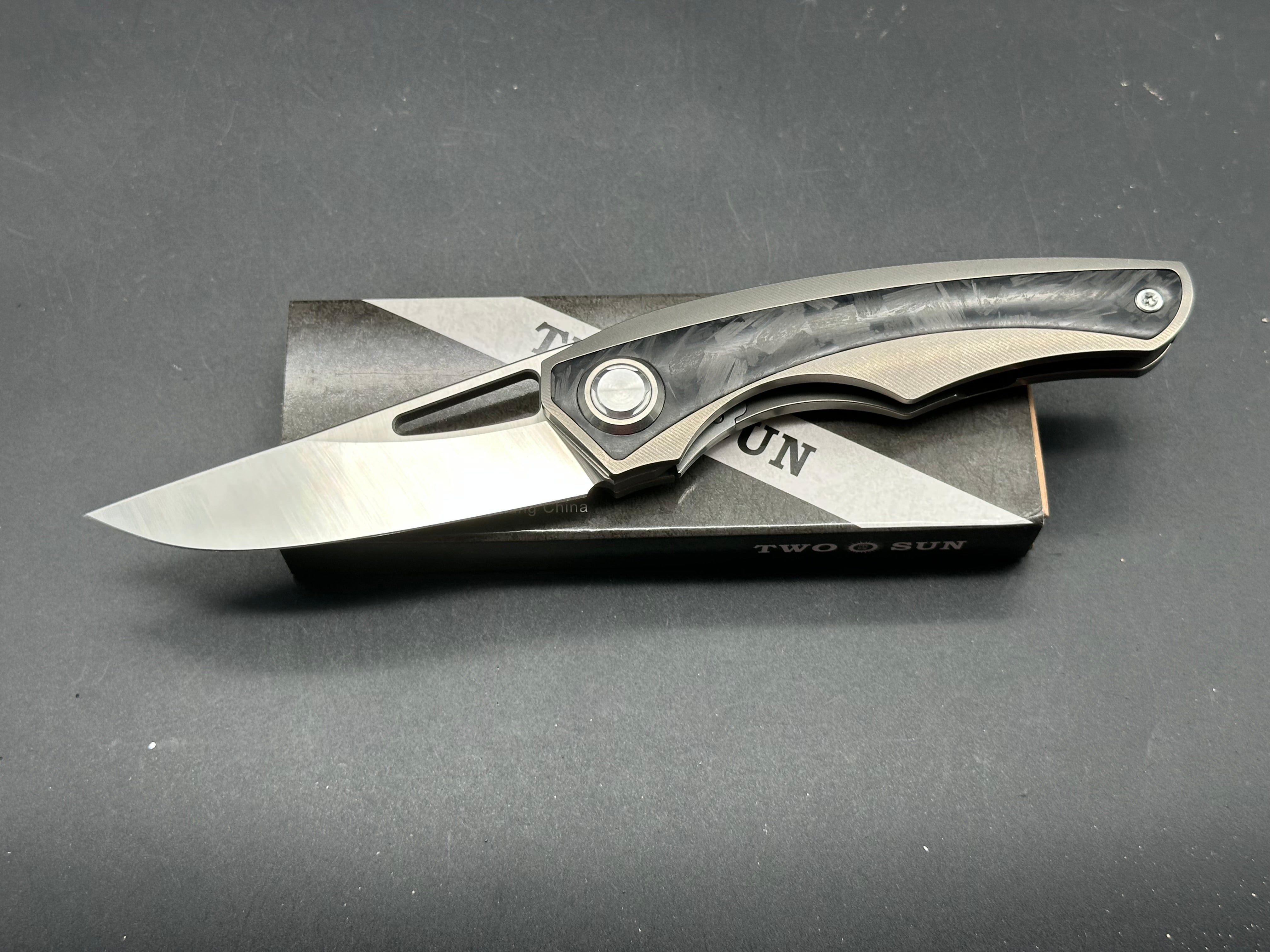 TWOSUN FOLDNIG KNIFE TITANIUM/CARBON FIBER INLAY HANDLE M390 PLAIN EDGE TS186-M390