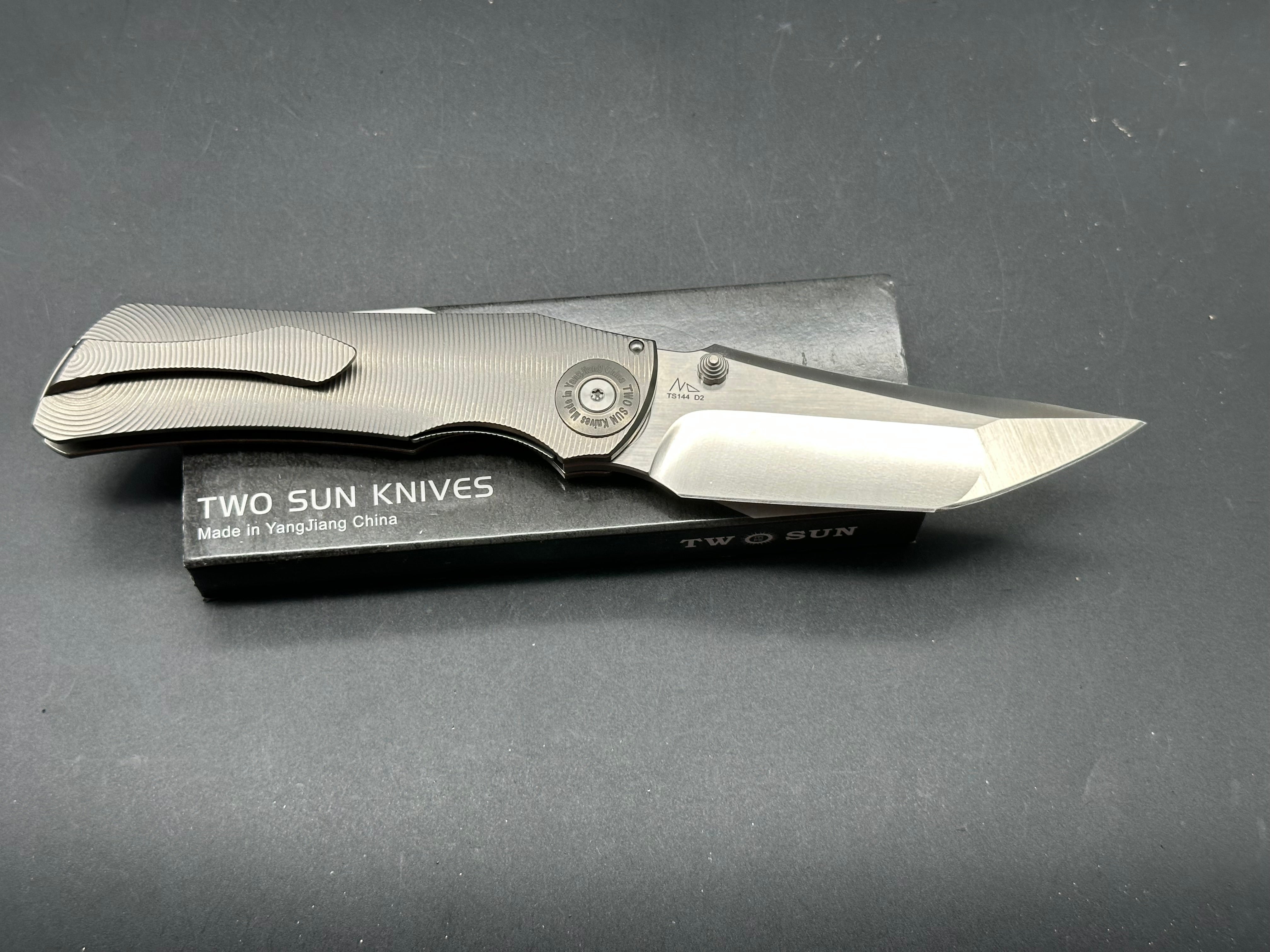 TWOSUN NIGHT MORNING FOLDING KNIFE TITANIUM HANDLE CLIP POINT BLADE D2 TS144-D2