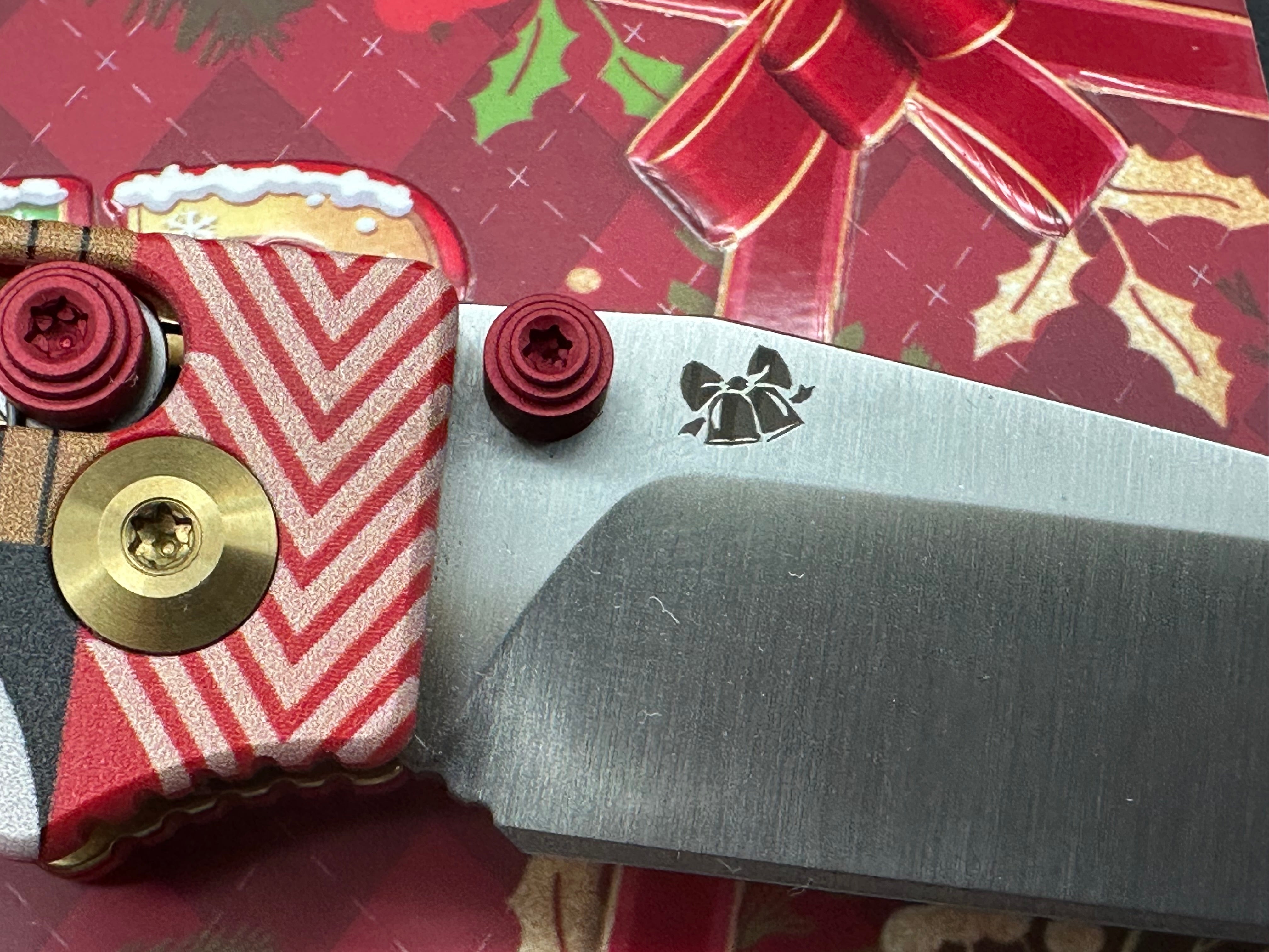 KIZER CHRISTMAS ORIGINAL 2 FOLDING KNIFE RED/WHITE PATTERN G10 HANDLE 14C28N DROP POINT PLAIN EDGE BLAST FINISH