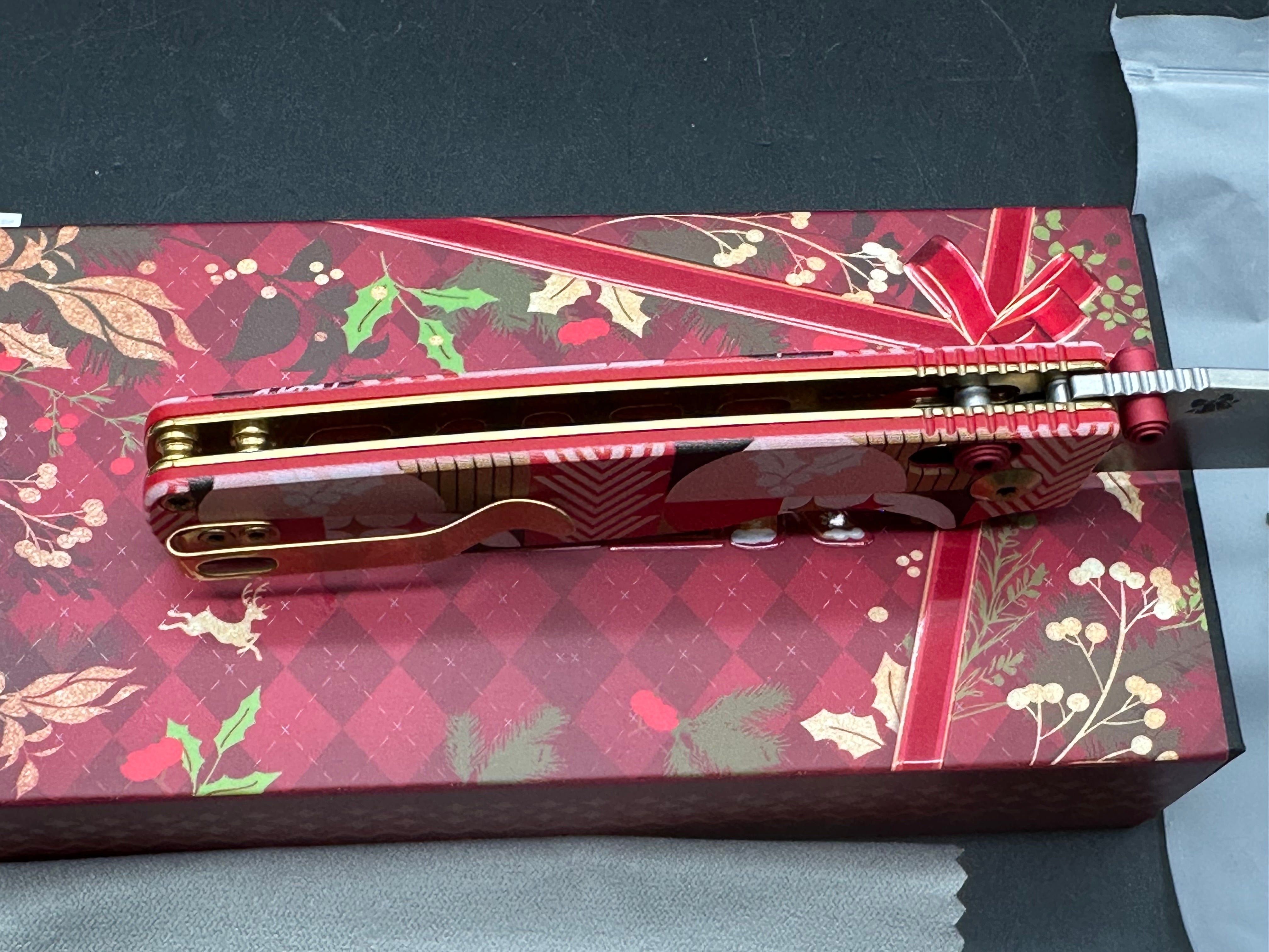 KIZER CHRISTMAS ORIGINAL 2 FOLDING KNIFE RED/WHITE PATTERN G10 HANDLE 14C28N DROP POINT PLAIN EDGE BLAST FINISH
