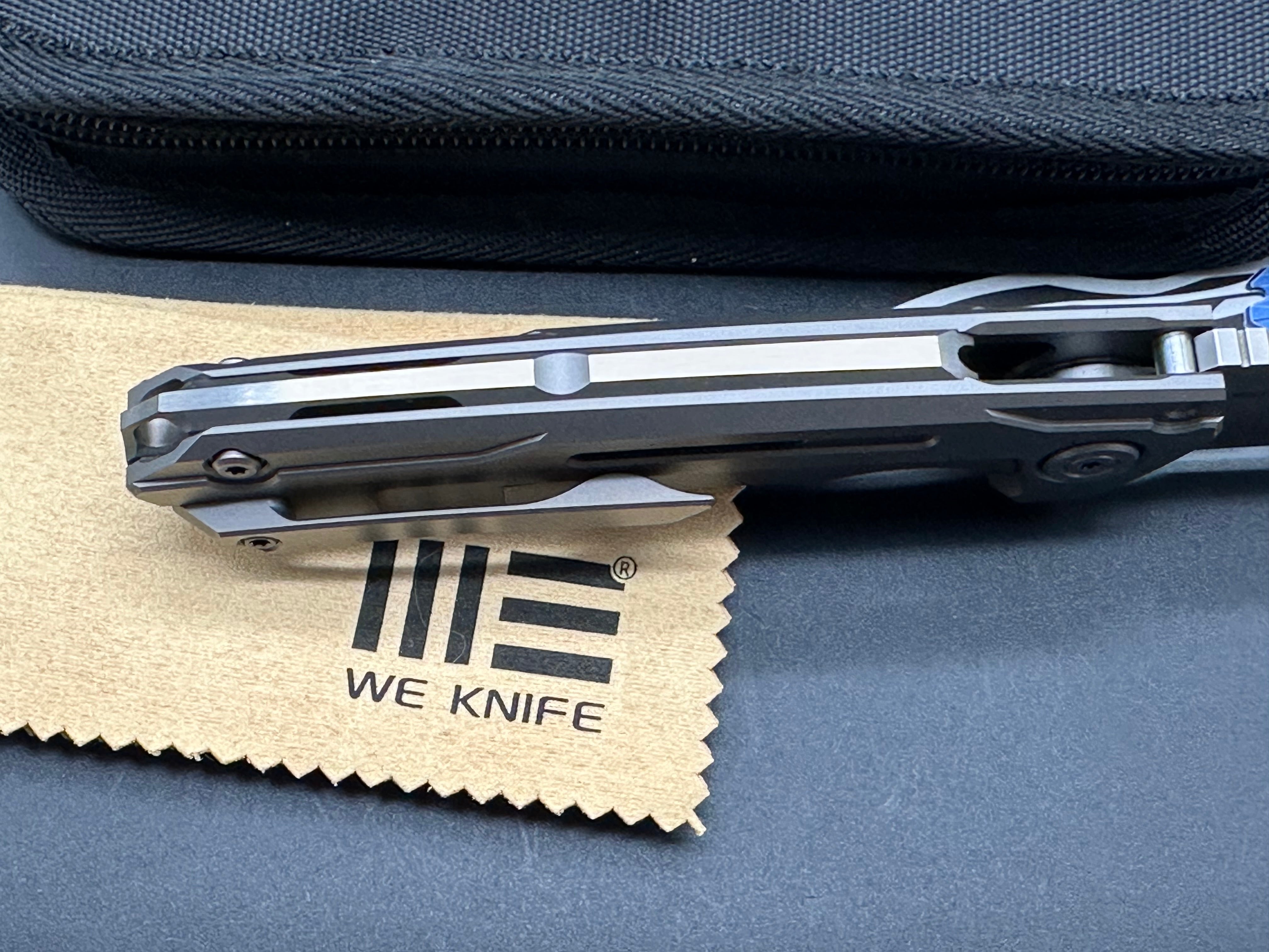 We Mini Snecx Buster: 3.43 polished and bead blasted CPM-20CV blade, flat grind. Caged double row ceramic ball bearings