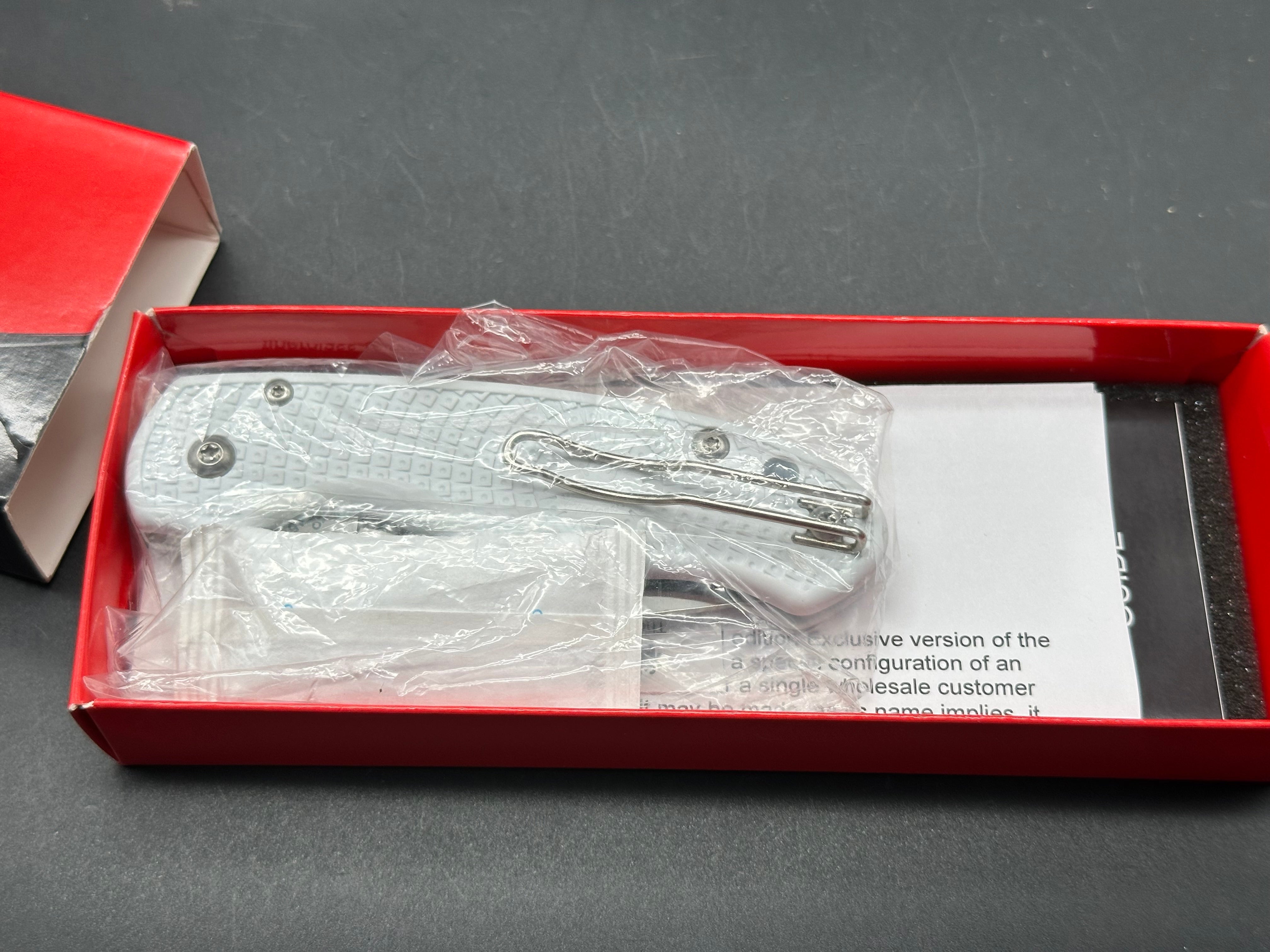 Spyderco Para 3 LW, New in Box, White FRN, Rex45