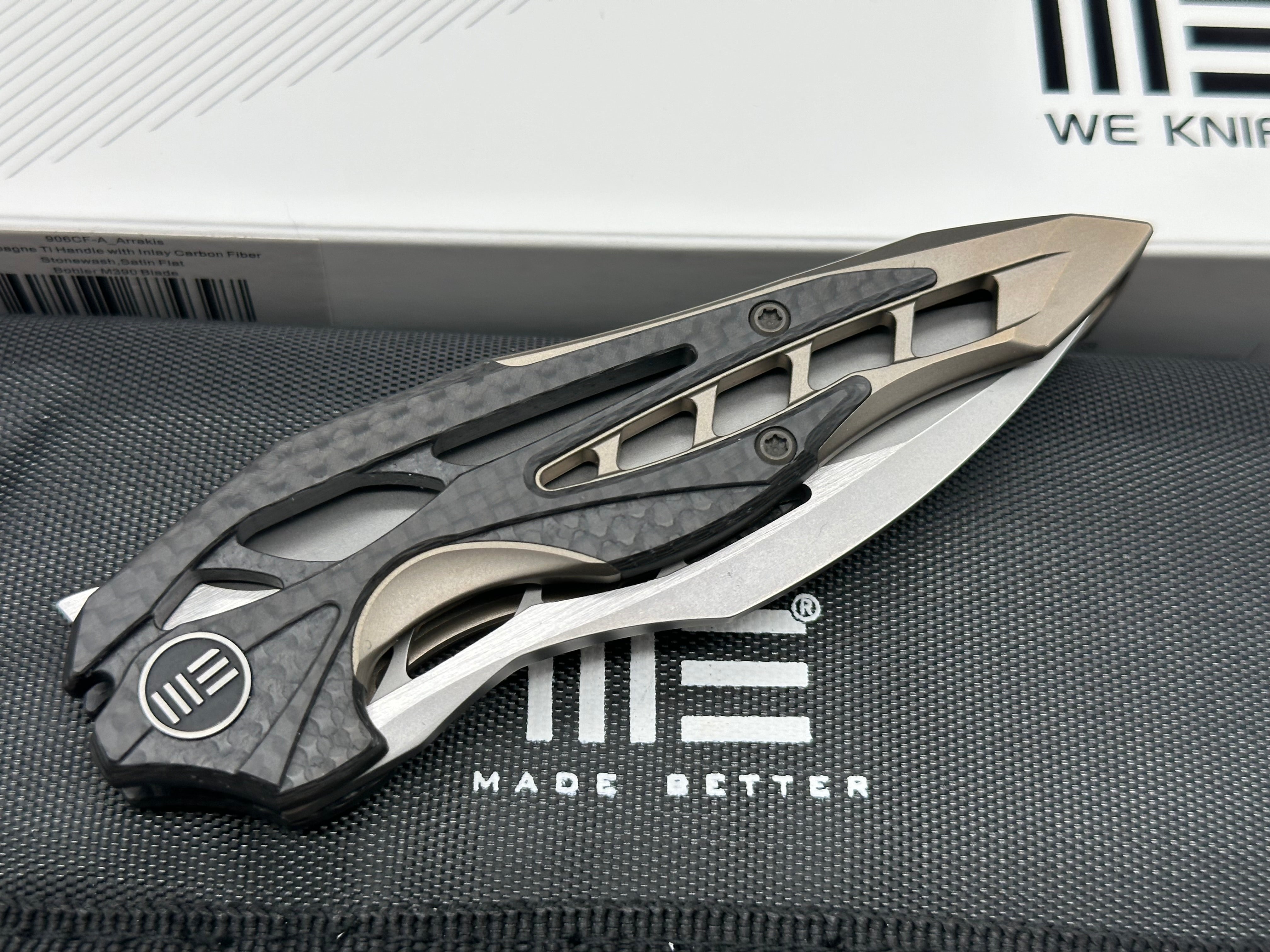 We Arrakis: Elija Isham design. 3.45 inch m390 Vertebral champagne integral handle