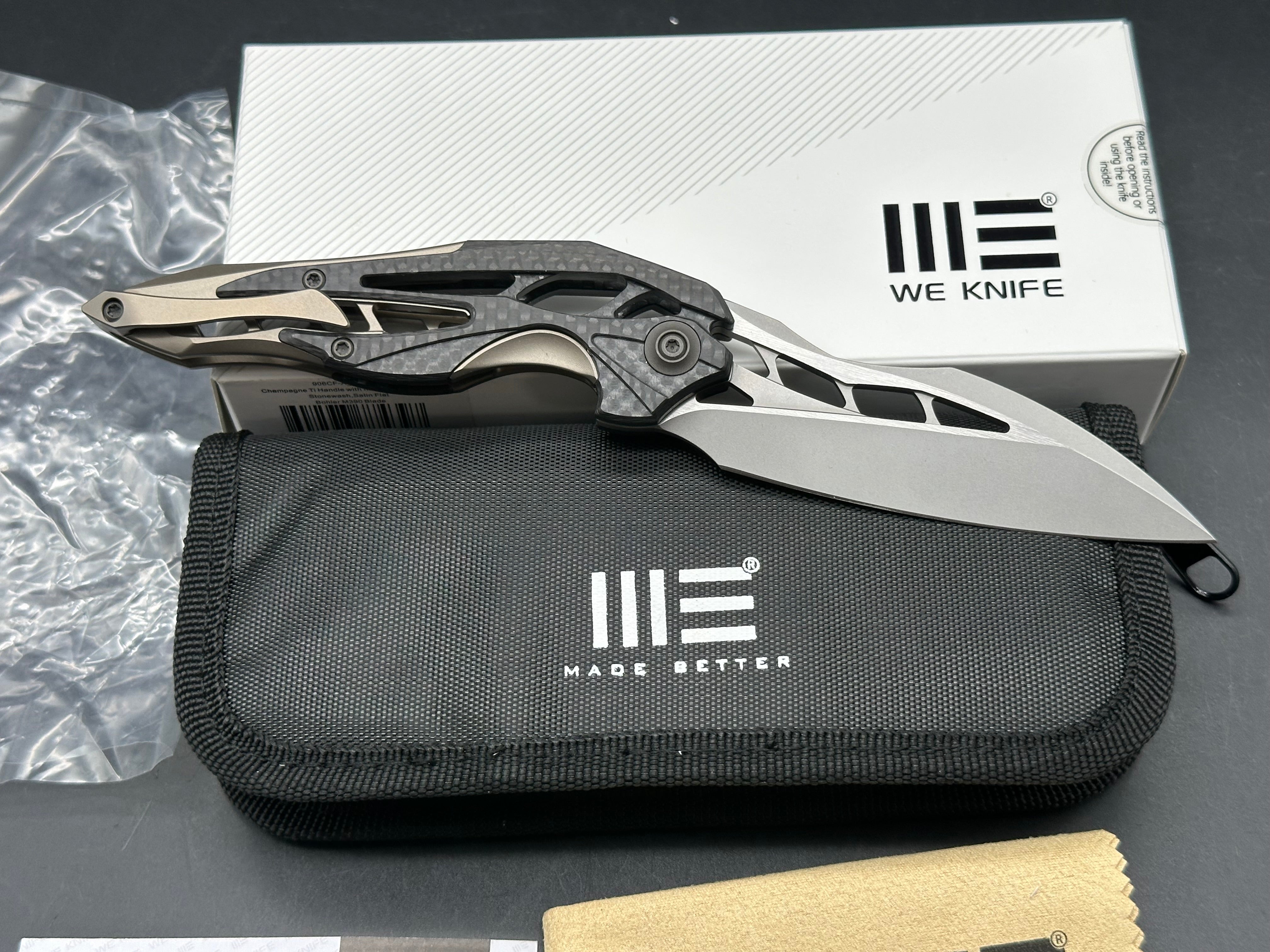 We Arrakis: Elija Isham design. 3.45 inch m390 Vertebral champagne integral handle