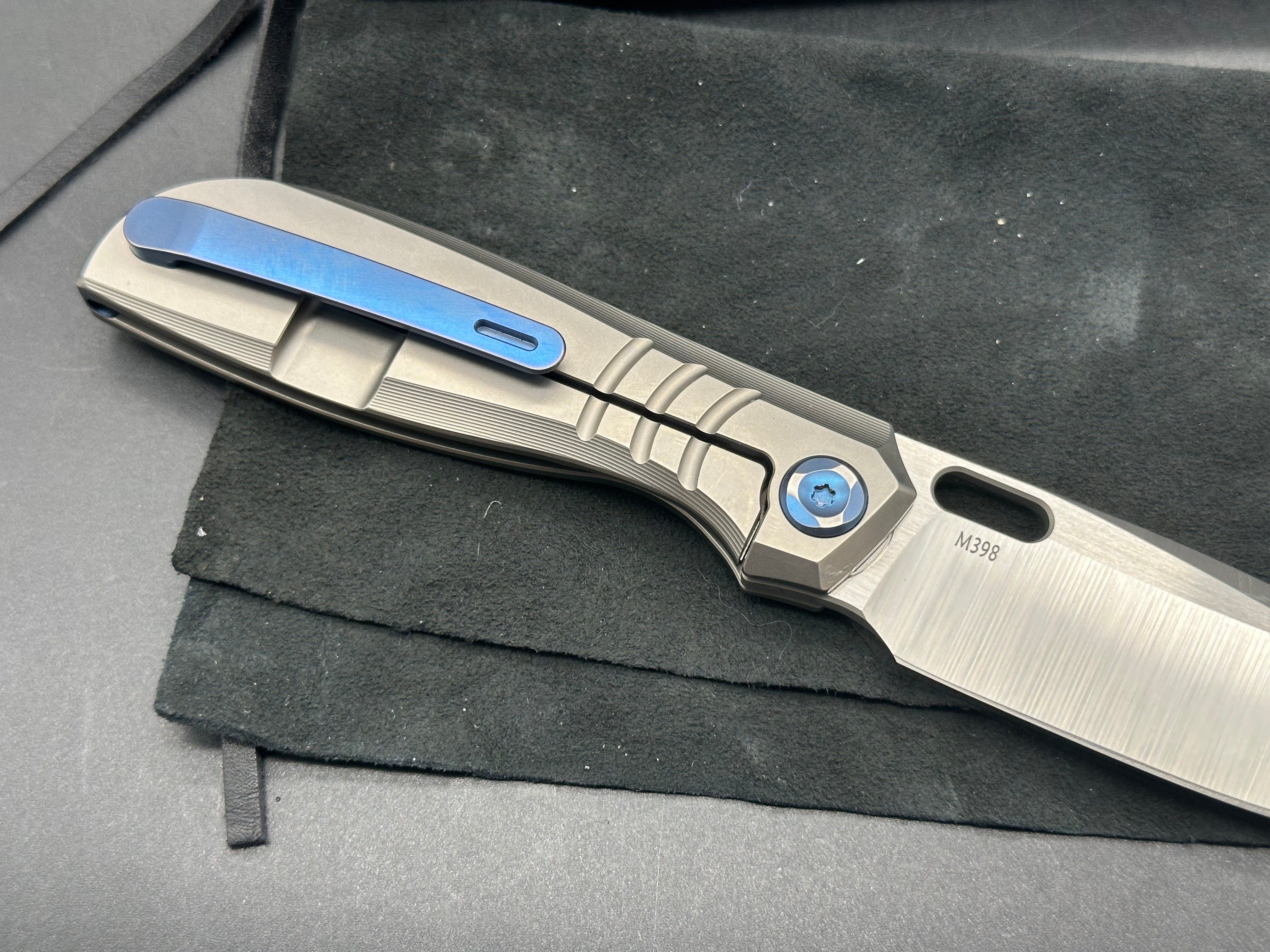 Poikilo Blade Gecko S2 titanium and M398 blade