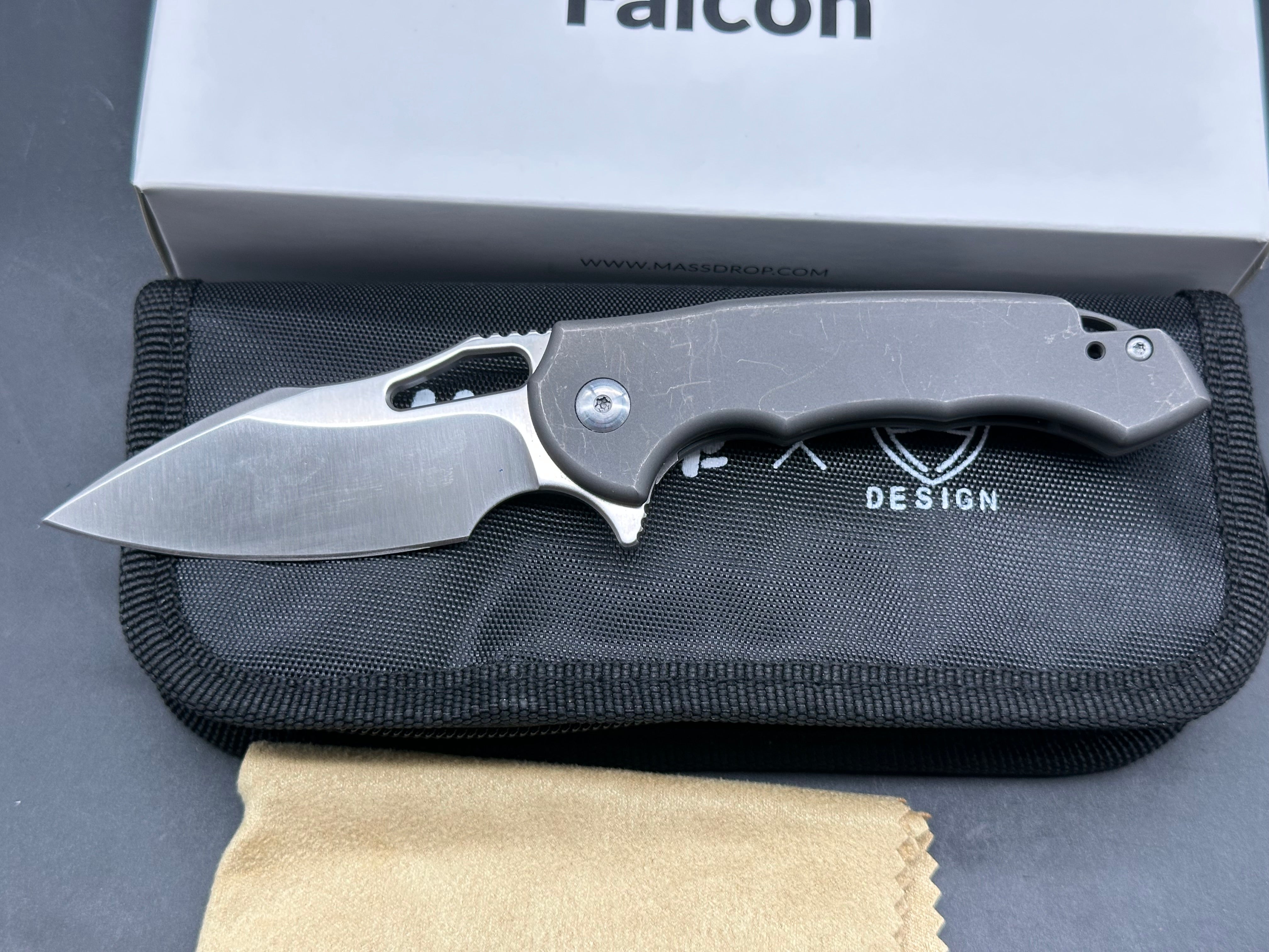 Massdrop Ferrum Forge Falcon: 2.875 inch satin finished S35VN blade Bead blasted titanium frame. Titanium clip