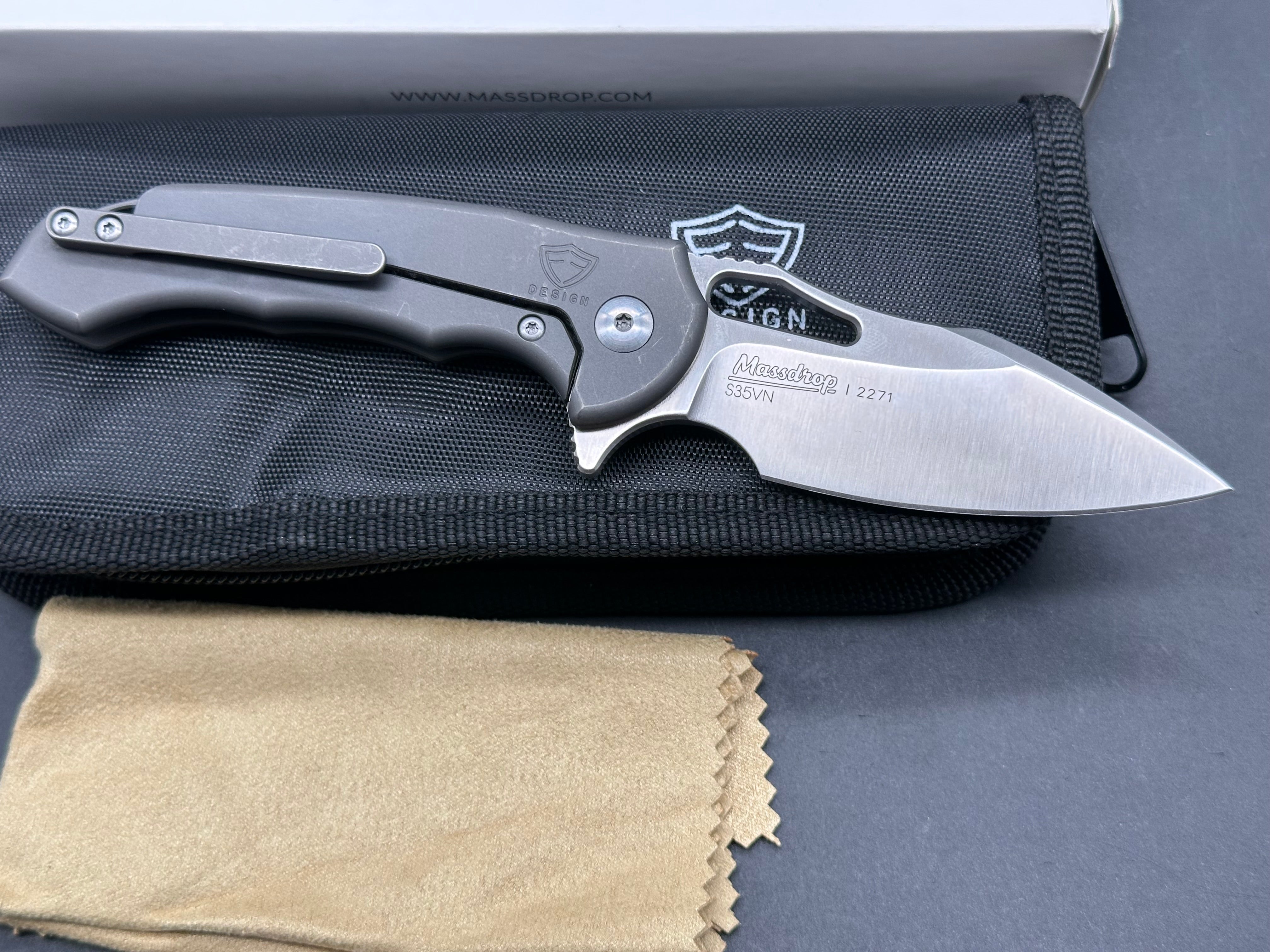Massdrop Ferrum Forge Falcon: 2.875 inch satin finished S35VN blade Bead blasted titanium frame. Titanium clip