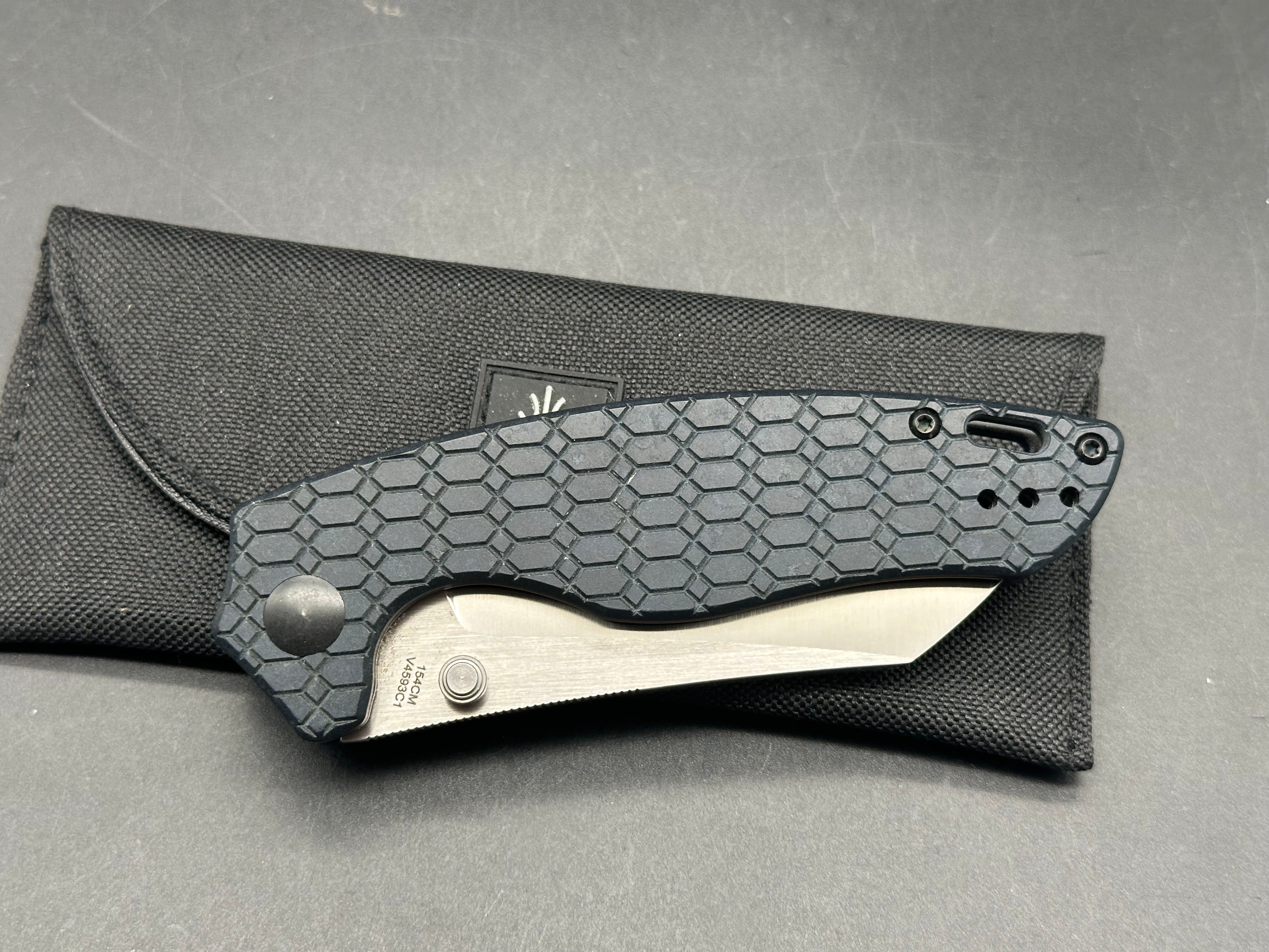 Kizer Towser K - 154CM Steel. Blue Richlite